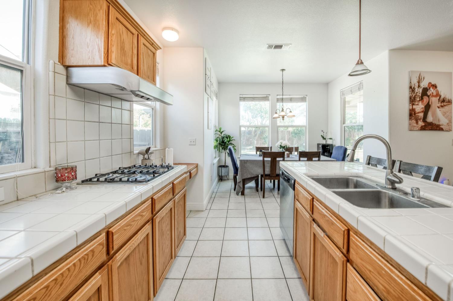 297 W Lilac Ave, Reedley, CA 93654