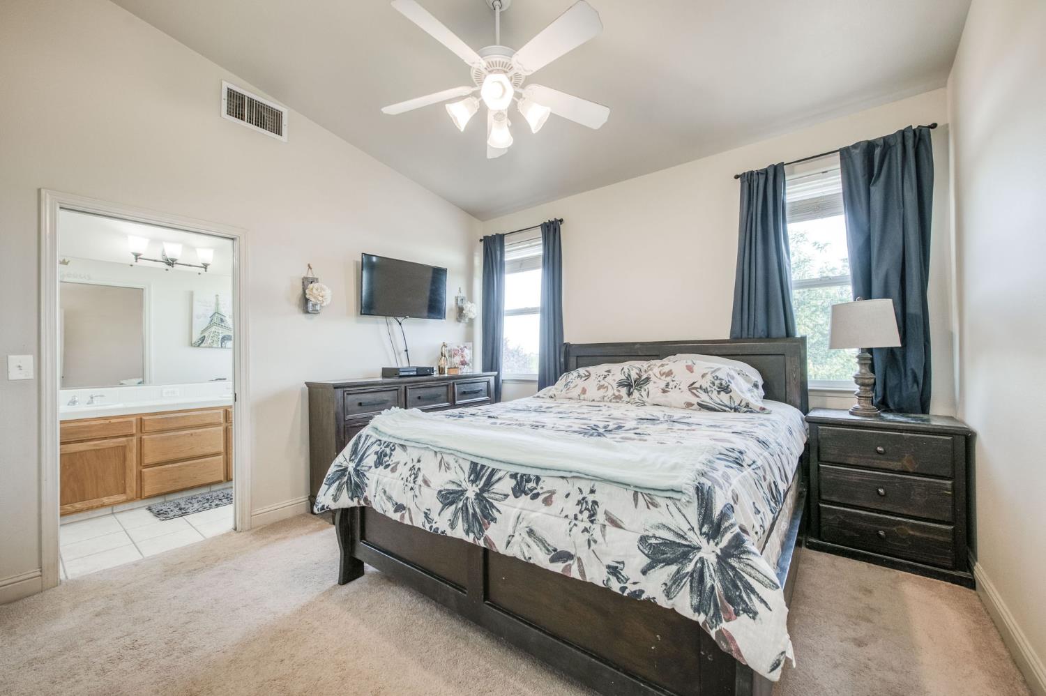 297 W Lilac Ave, Reedley, CA 93654