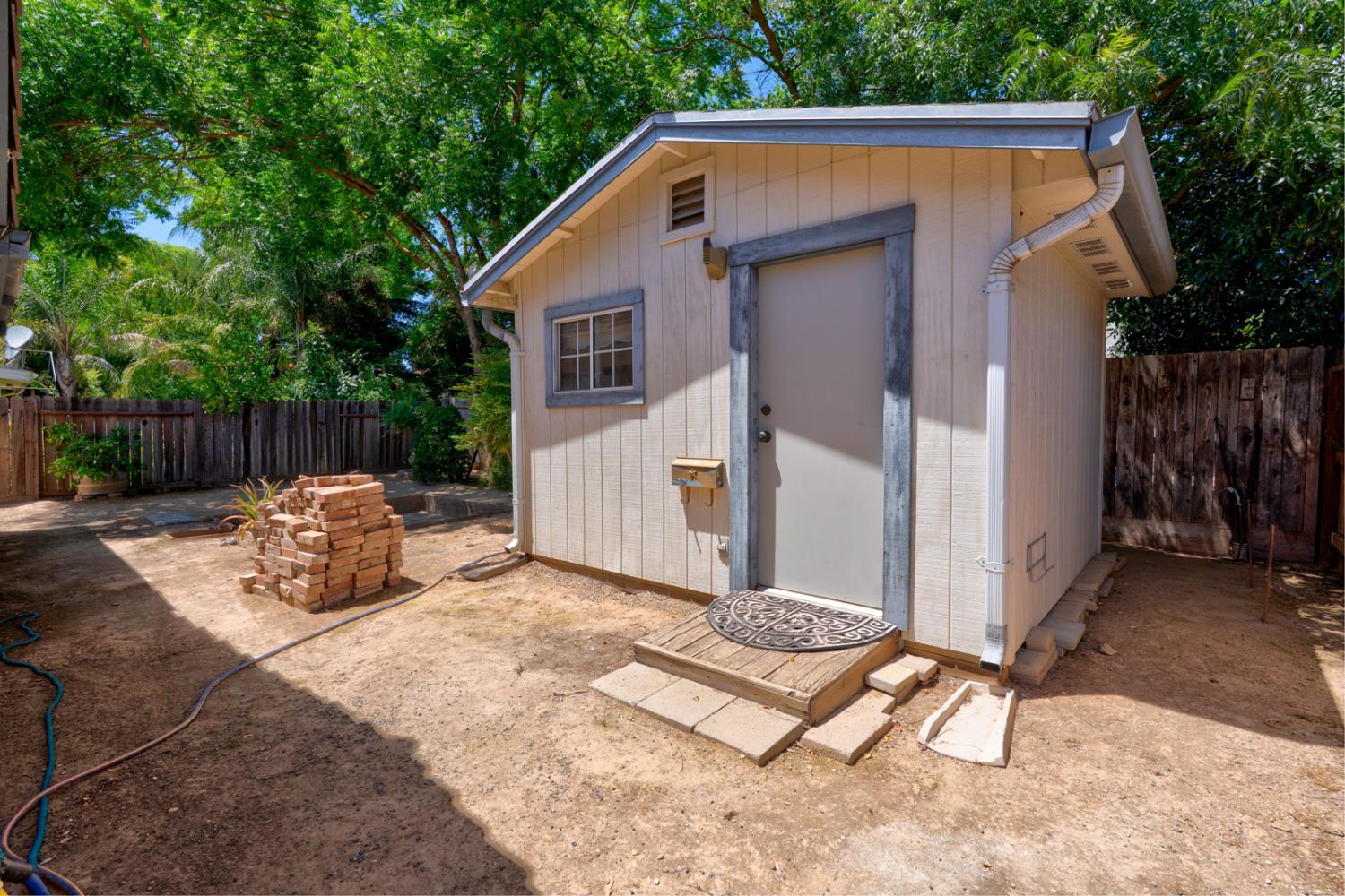 1606 E Eclipse Ave, Fresno, CA 93720