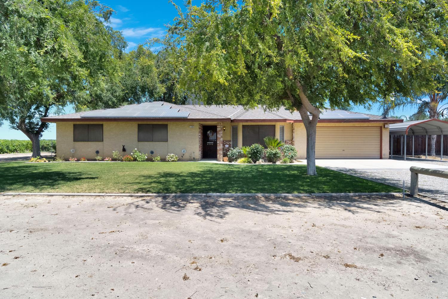11388 S Chateau Fresno Ave, Caruthers, CA 93609