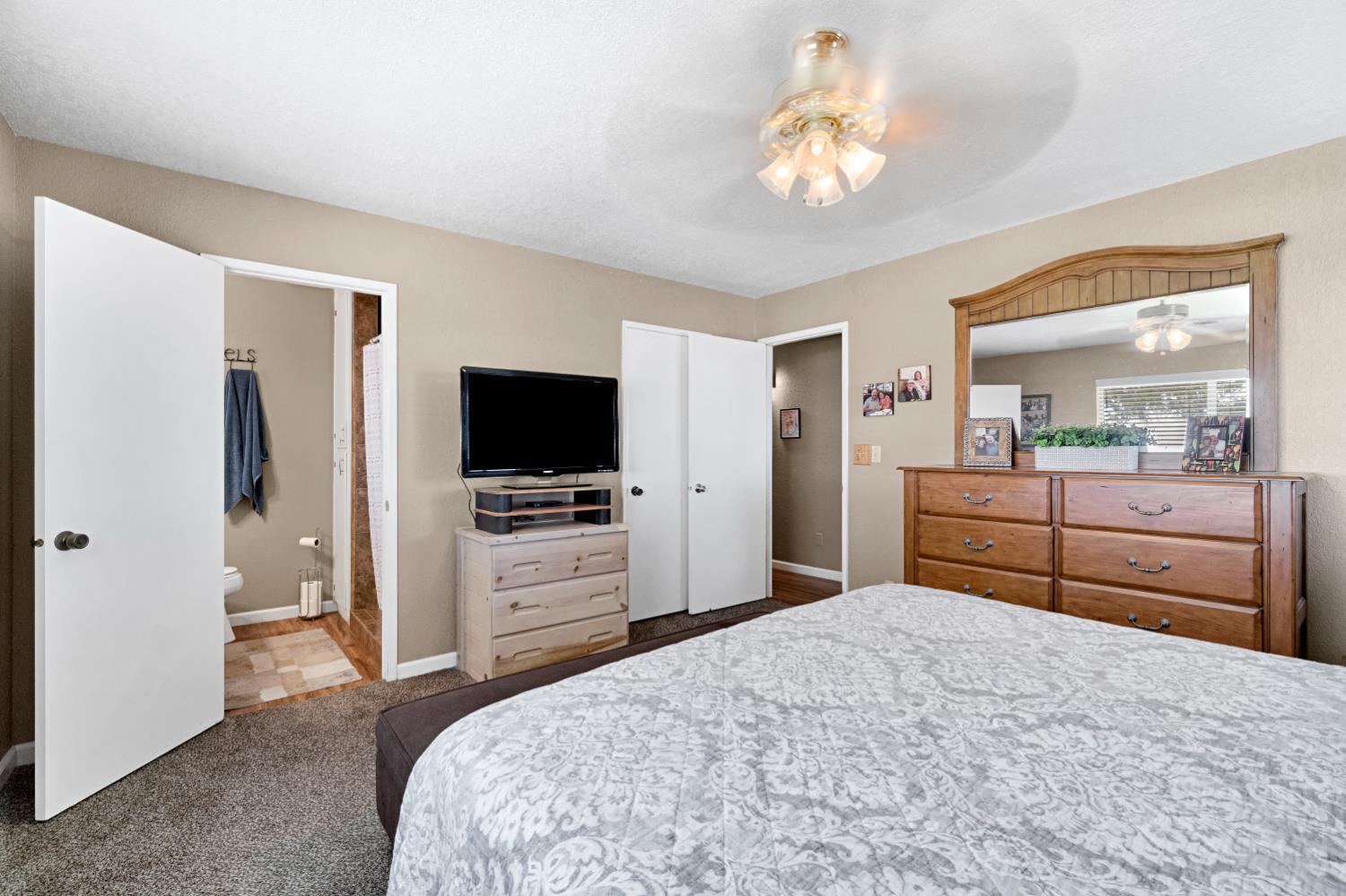 11388 S Chateau Fresno Ave, Caruthers, CA 93609