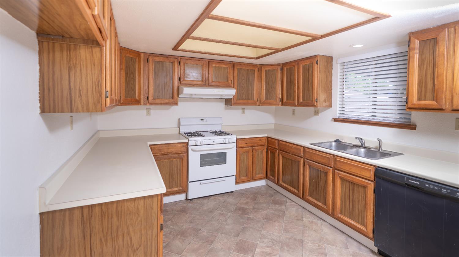 242 Madison St, Coalinga, CA 93210