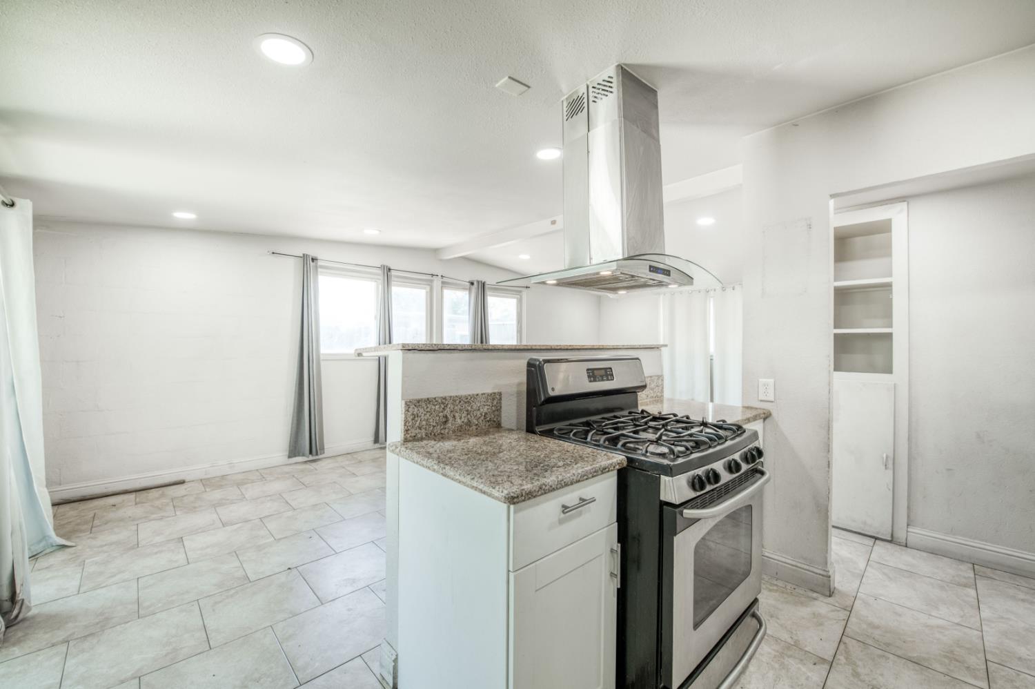 2326 E Hampton Way, Fresno, CA 93726
