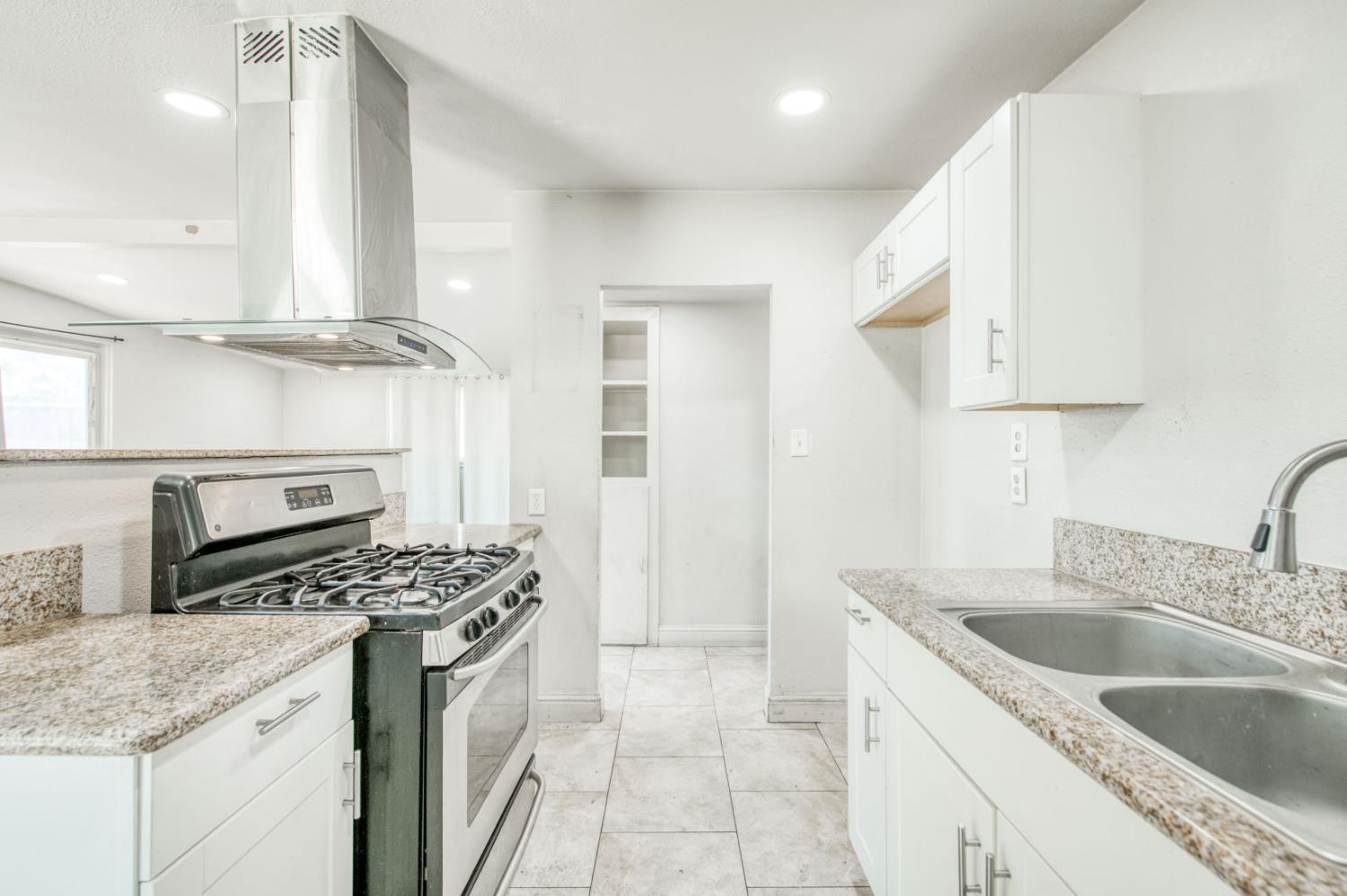 2326 E Hampton Way, Fresno, CA 93726
