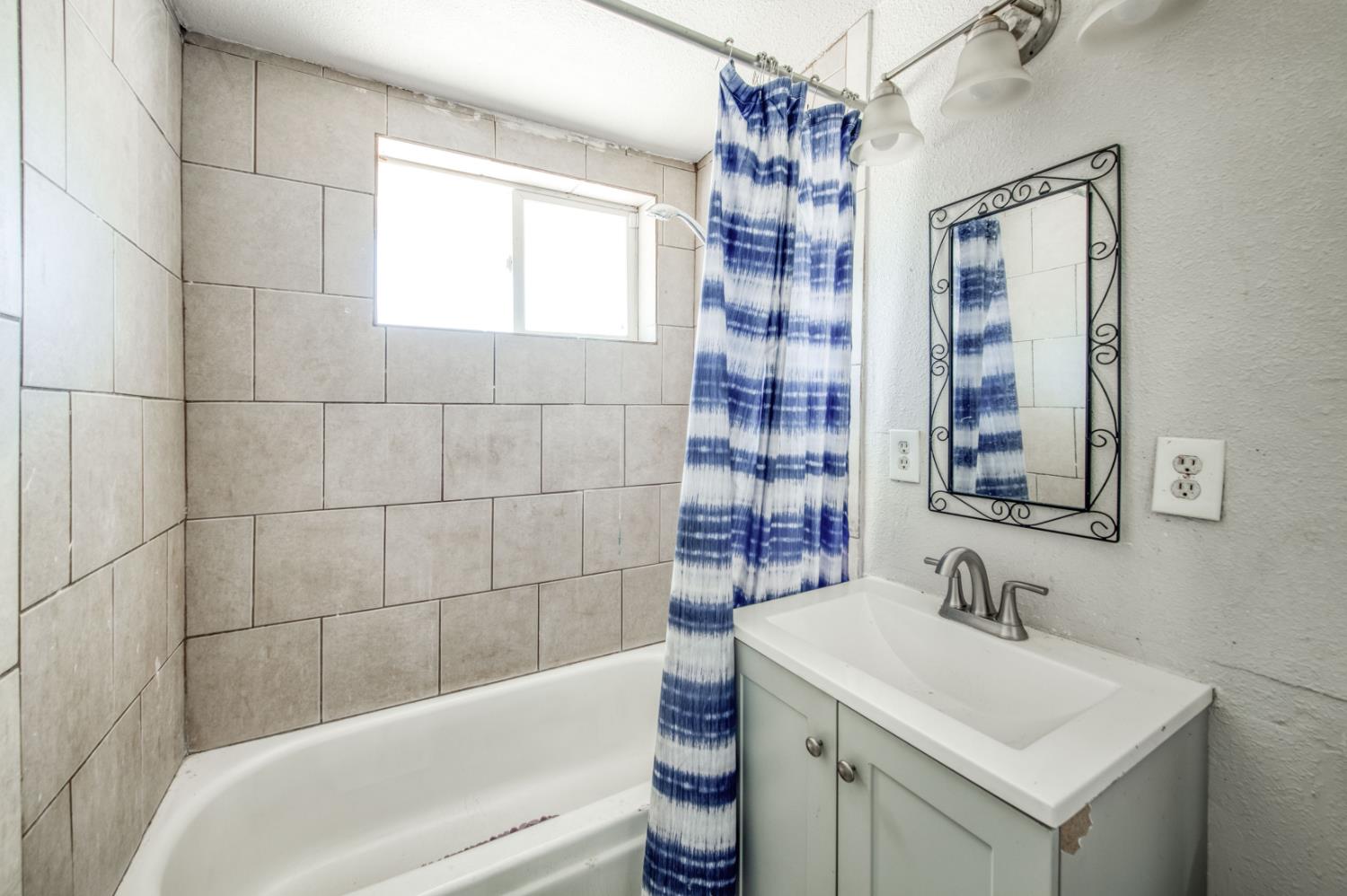 2326 E Hampton Way, Fresno, CA 93726