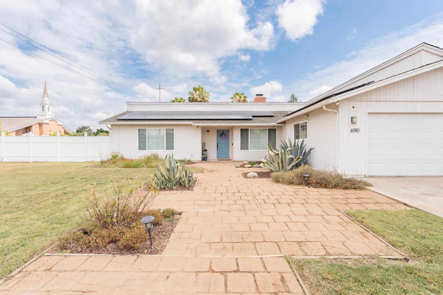 690 W Magnolia Ave, Hanford, CA 93230