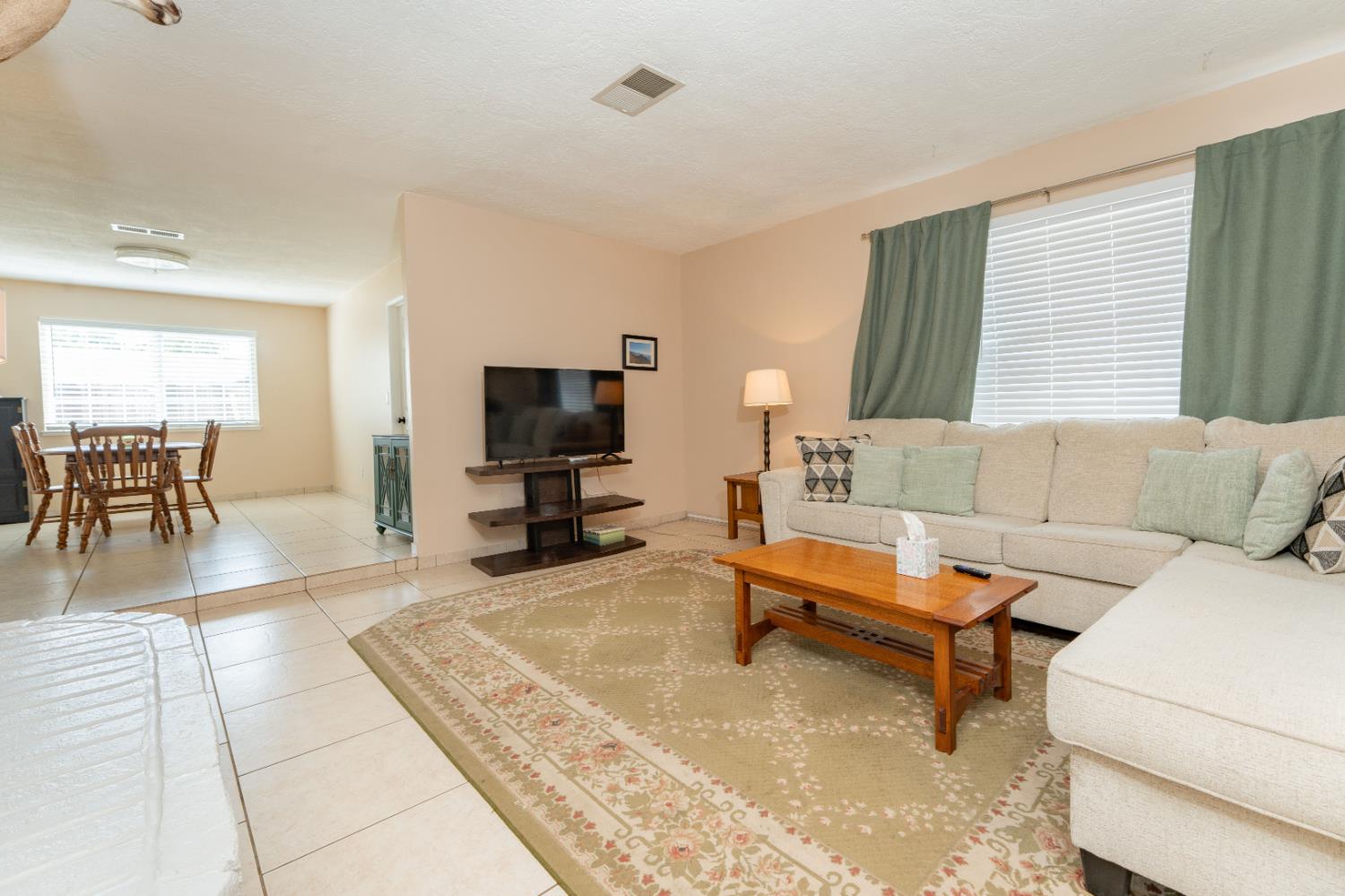 690 W Magnolia Ave, Hanford, CA 93230