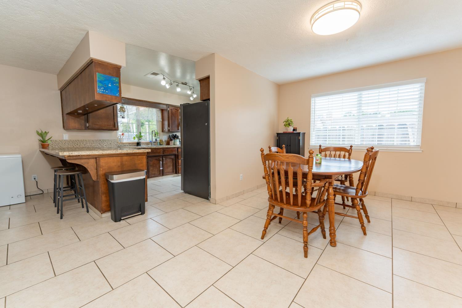 690 W Magnolia Ave, Hanford, CA 93230