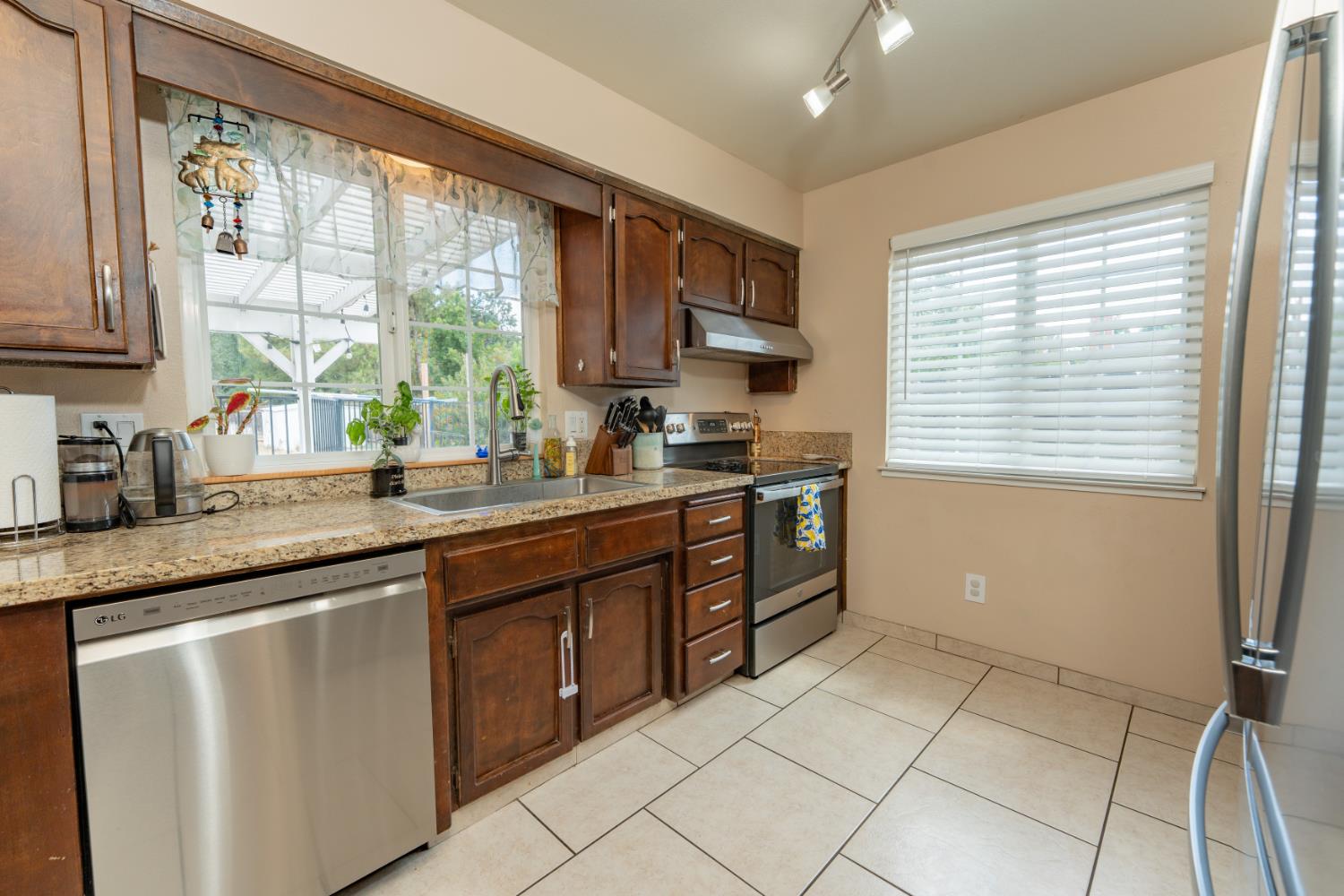 690 W Magnolia Ave, Hanford, CA 93230