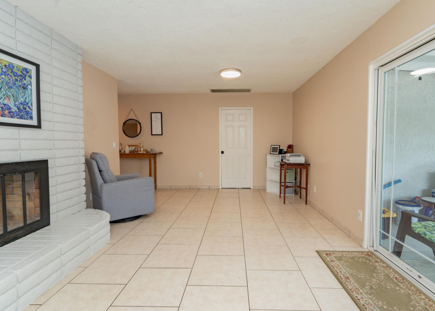 690 W Magnolia Ave, Hanford, CA 93230