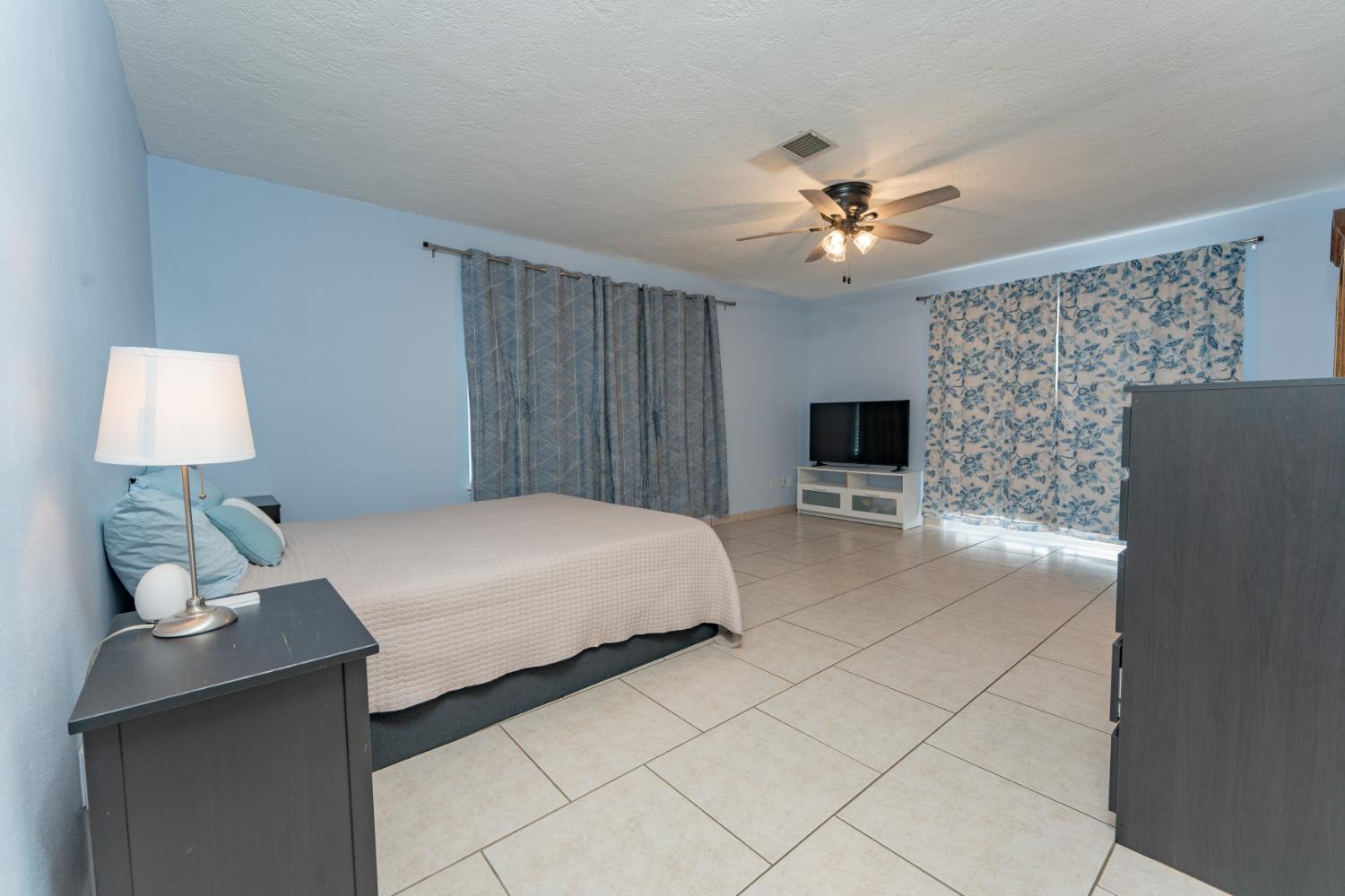 690 W Magnolia Ave, Hanford, CA 93230