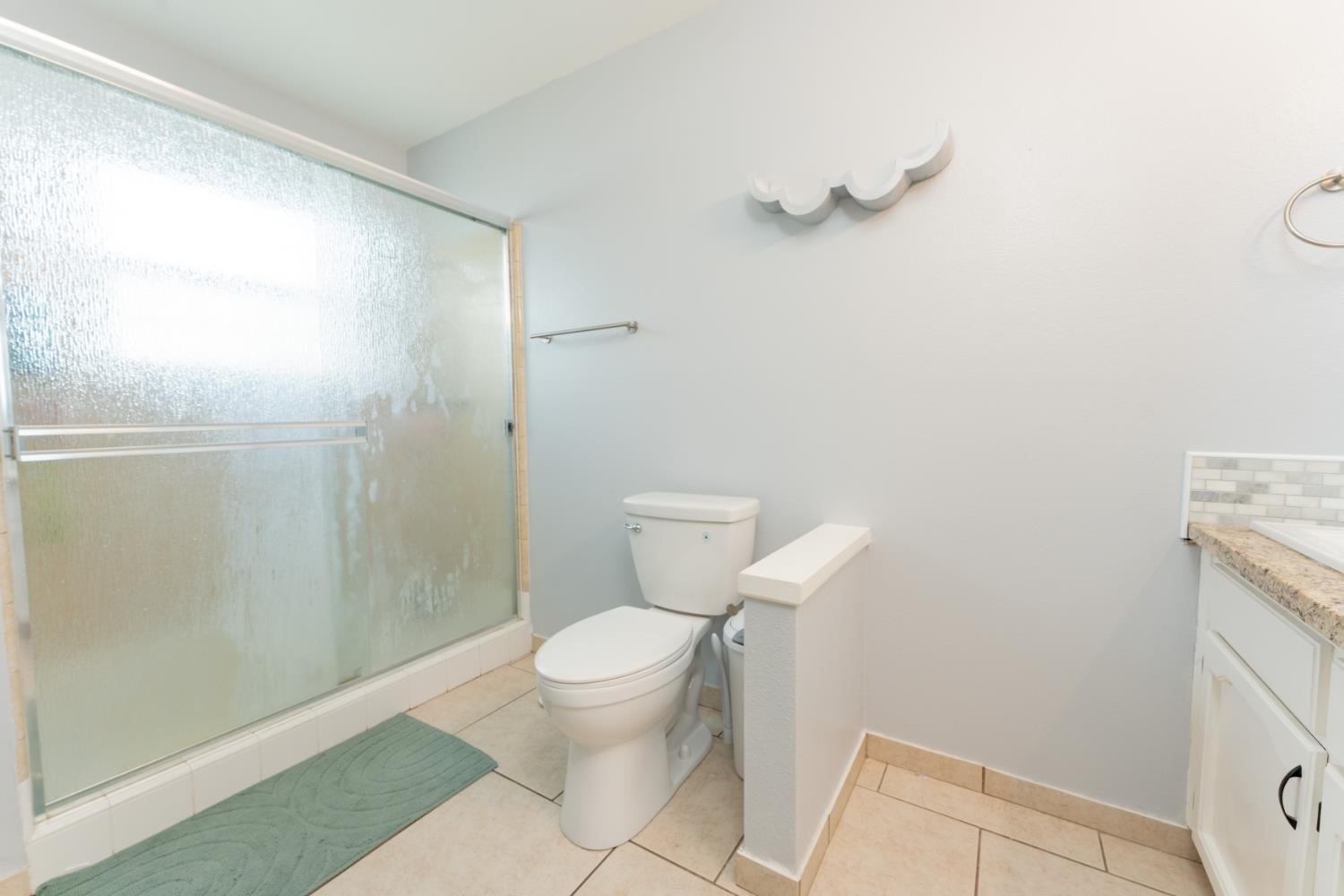 690 W Magnolia Ave, Hanford, CA 93230