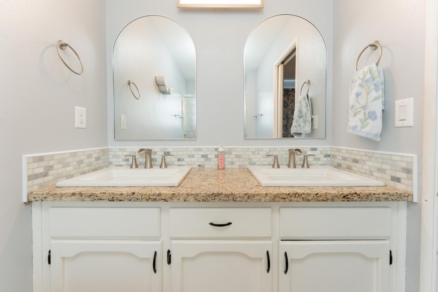 690 W Magnolia Ave, Hanford, CA 93230