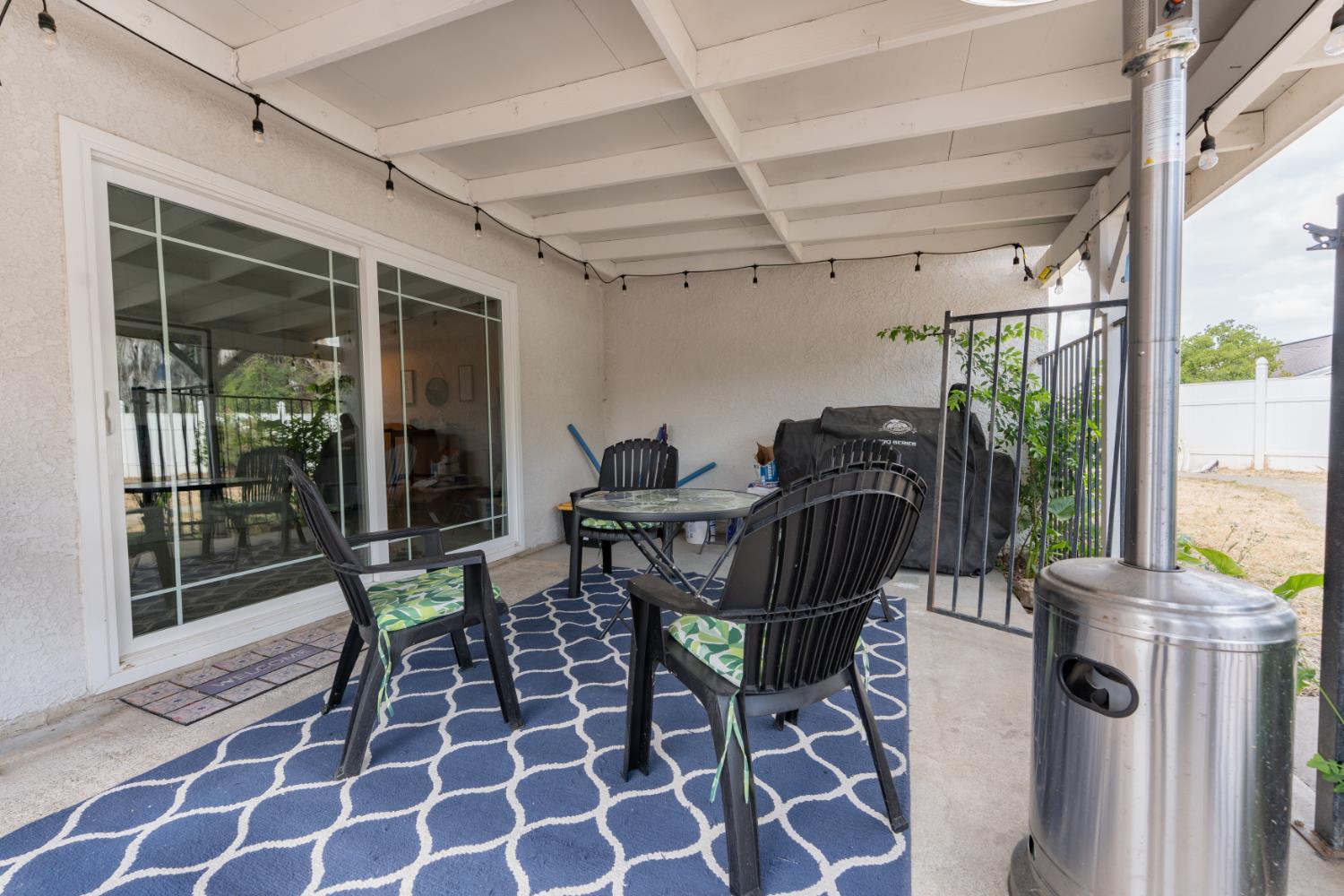 690 W Magnolia Ave, Hanford, CA 93230