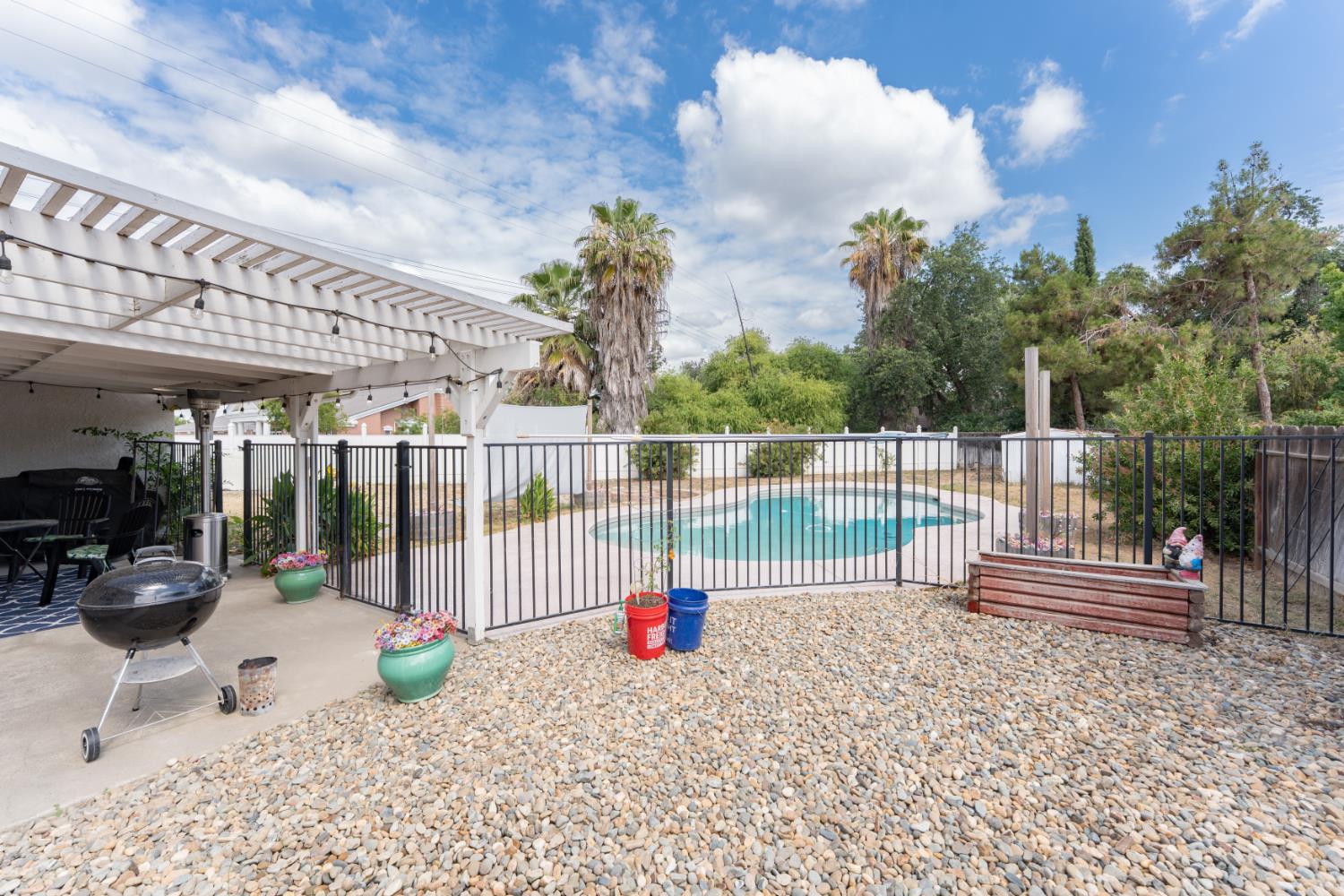 690 W Magnolia Ave, Hanford, CA 93230
