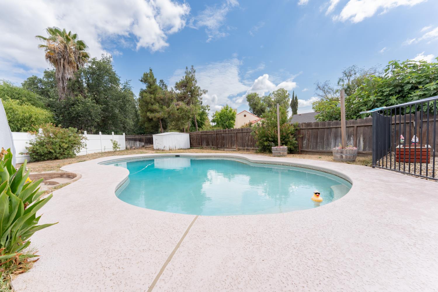 690 W Magnolia Ave, Hanford, CA 93230
