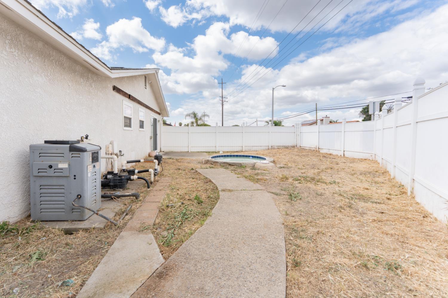 690 W Magnolia Ave, Hanford, CA 93230