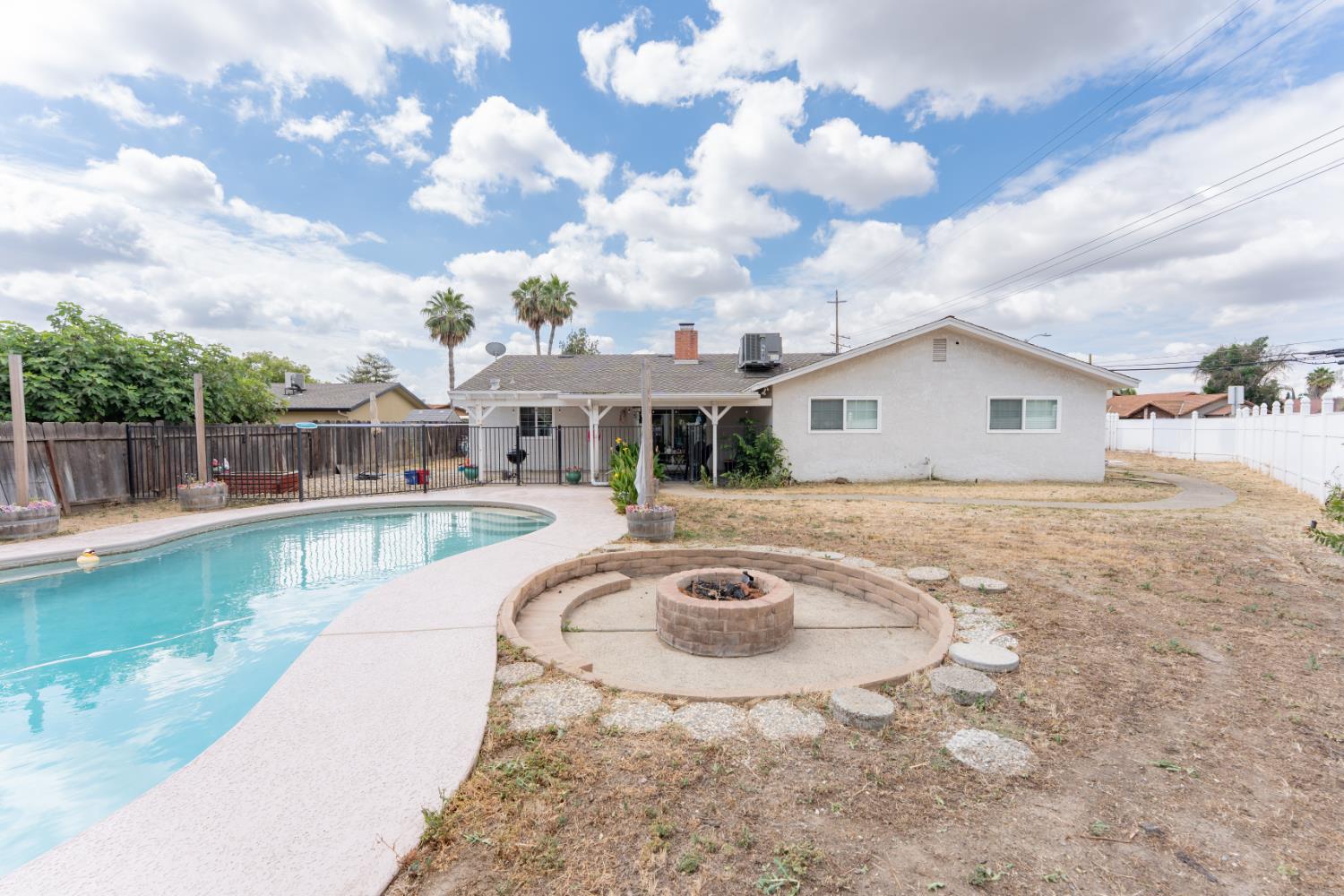 690 W Magnolia Ave, Hanford, CA 93230