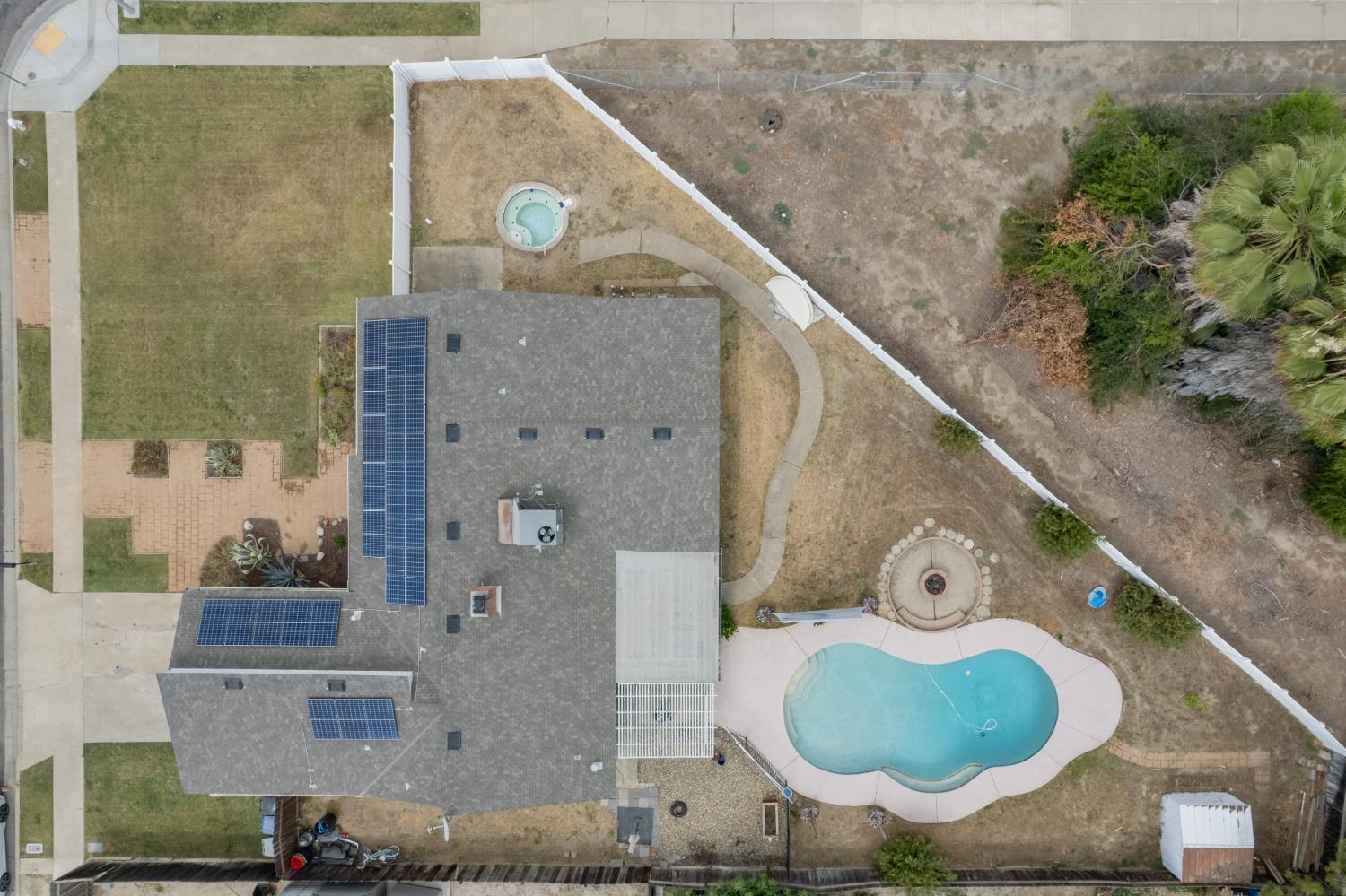 690 W Magnolia Ave, Hanford, CA 93230