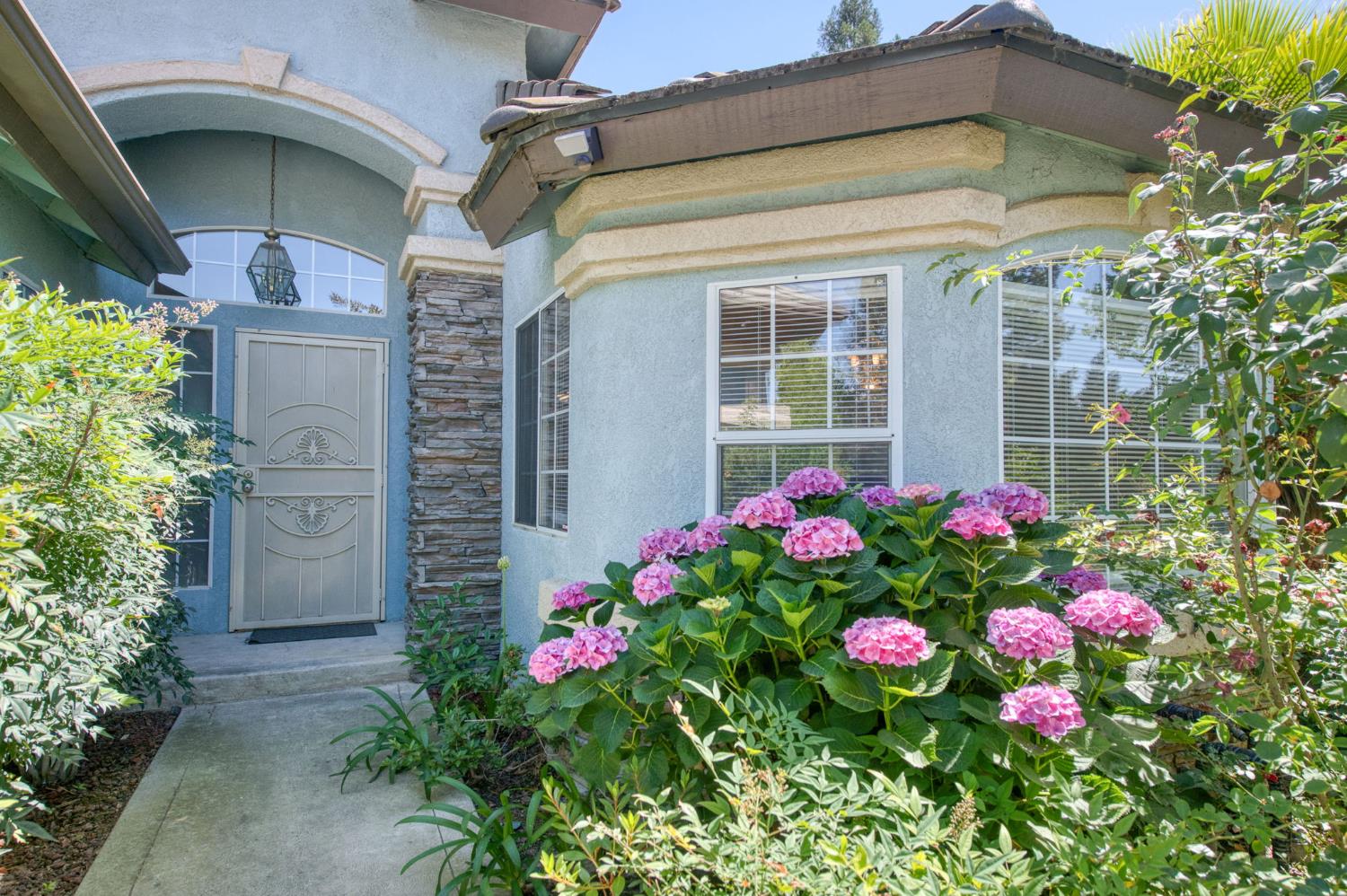 2293 E Desert Island Dr, Fresno, CA 93730
