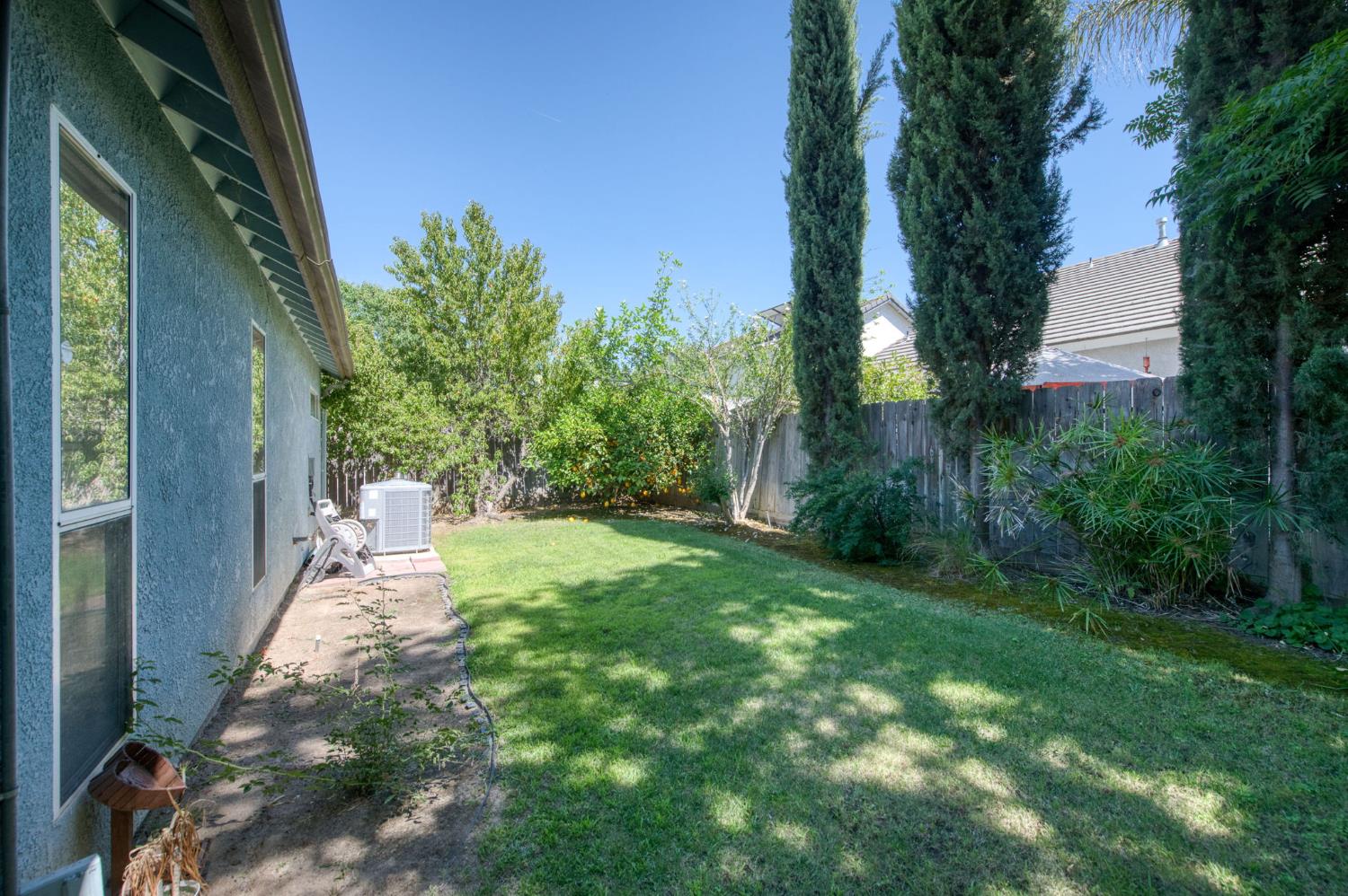2293 E Desert Island Dr, Fresno, CA 93730
