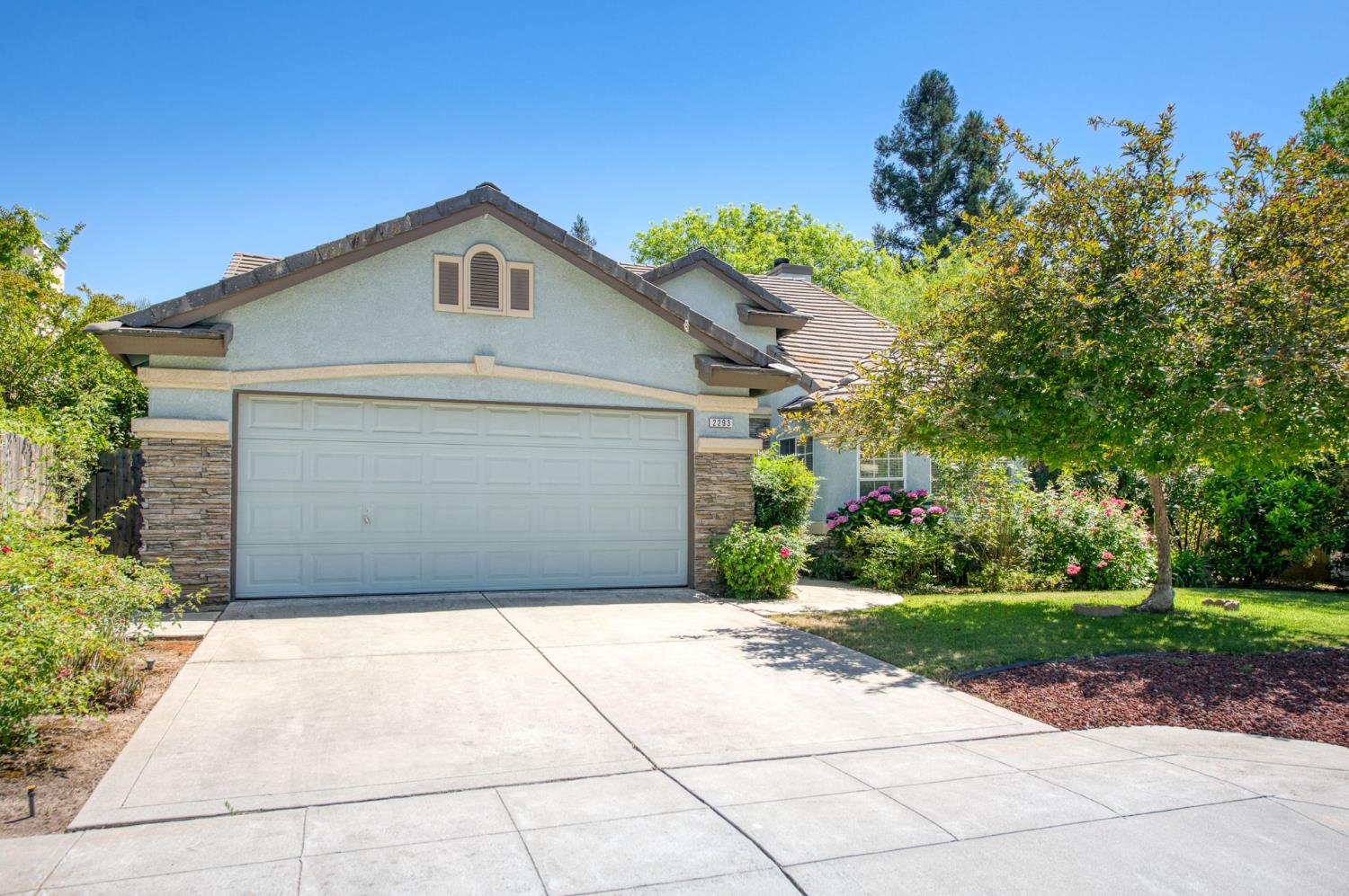 2293 E Desert Island Dr, Fresno, CA 93730