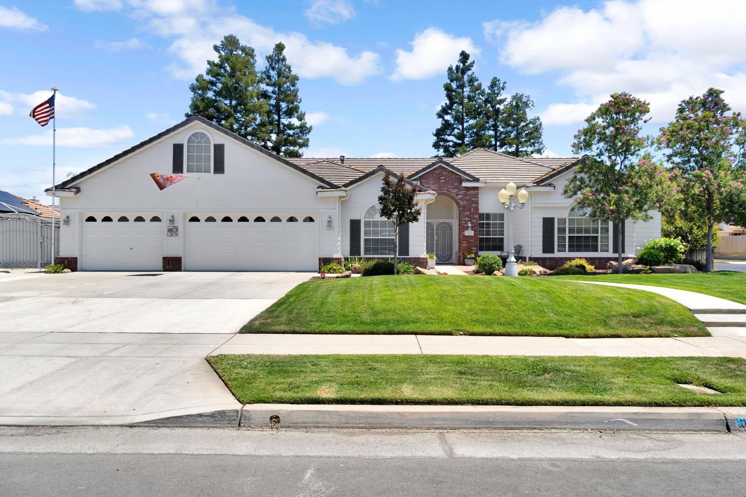 1101 N Armstrong Ave, Clovis, CA 93611