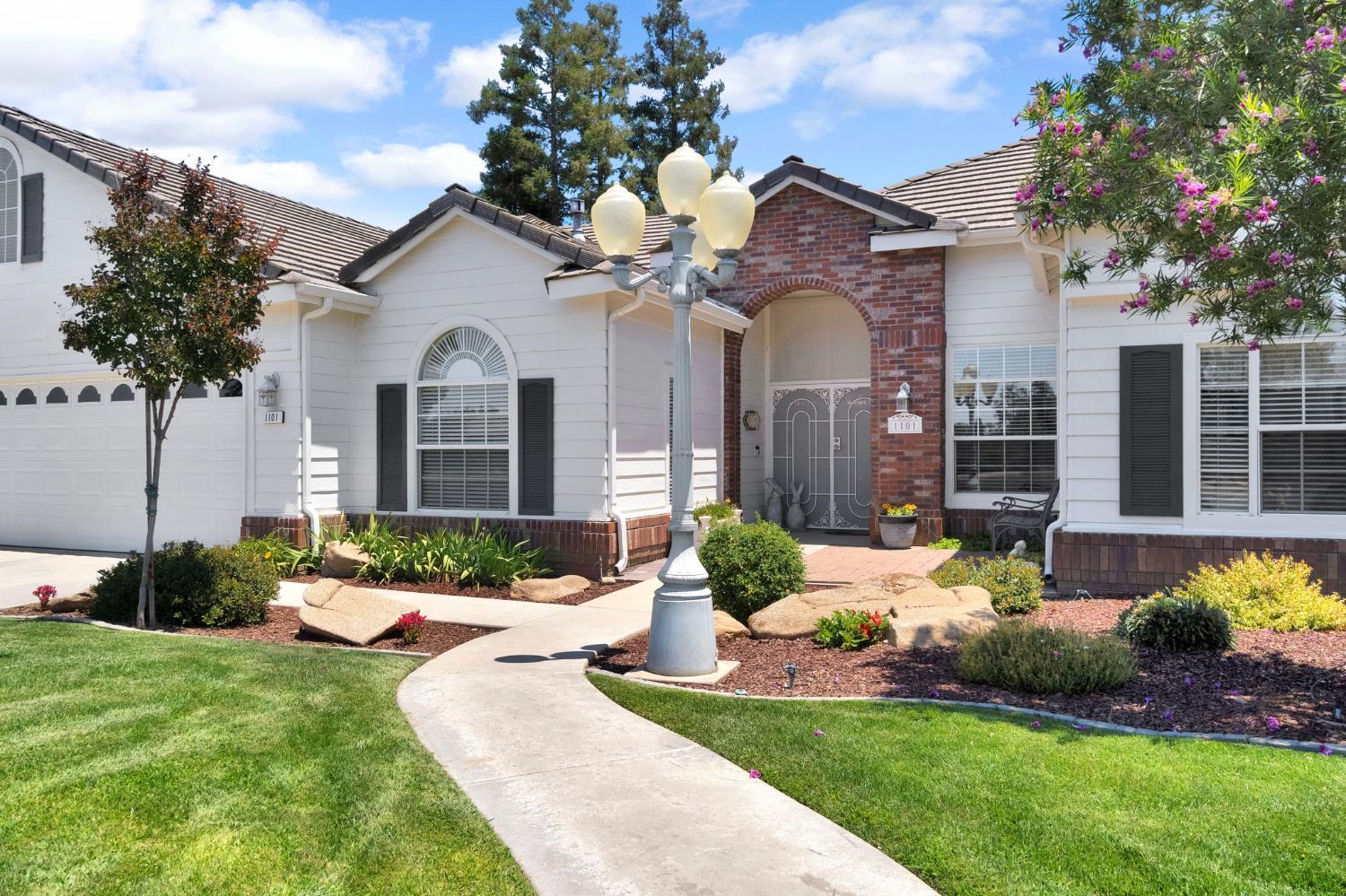 1101 N Armstrong Ave, Clovis, CA 93611