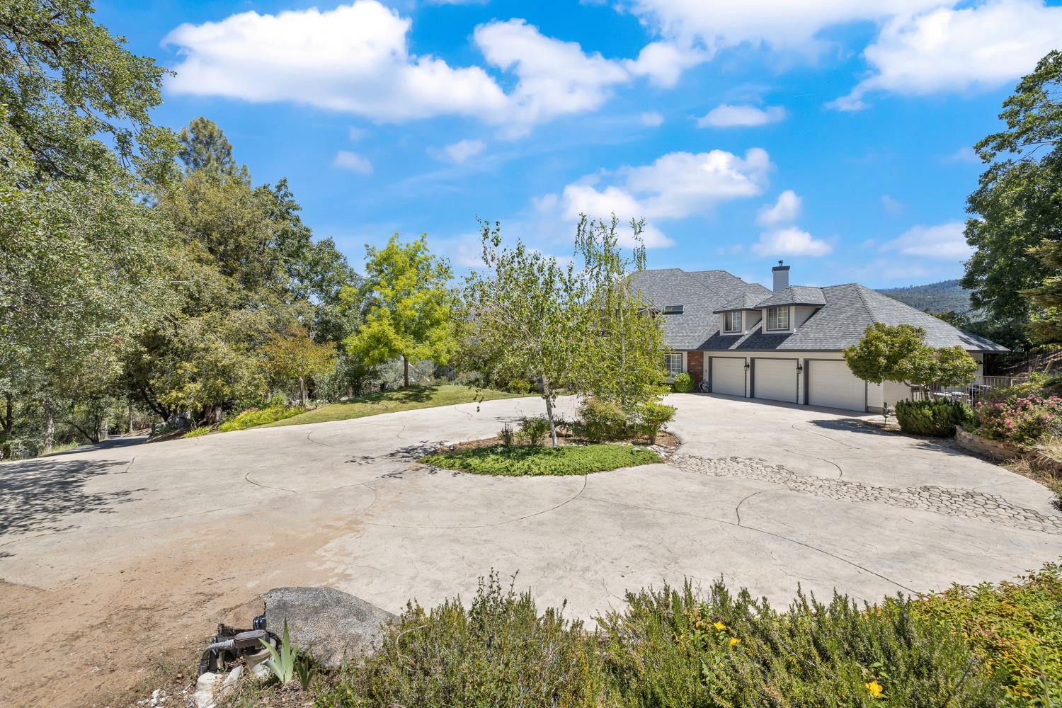 41723 Yosemite Pines Dr, Oakhurst, CA 93644
