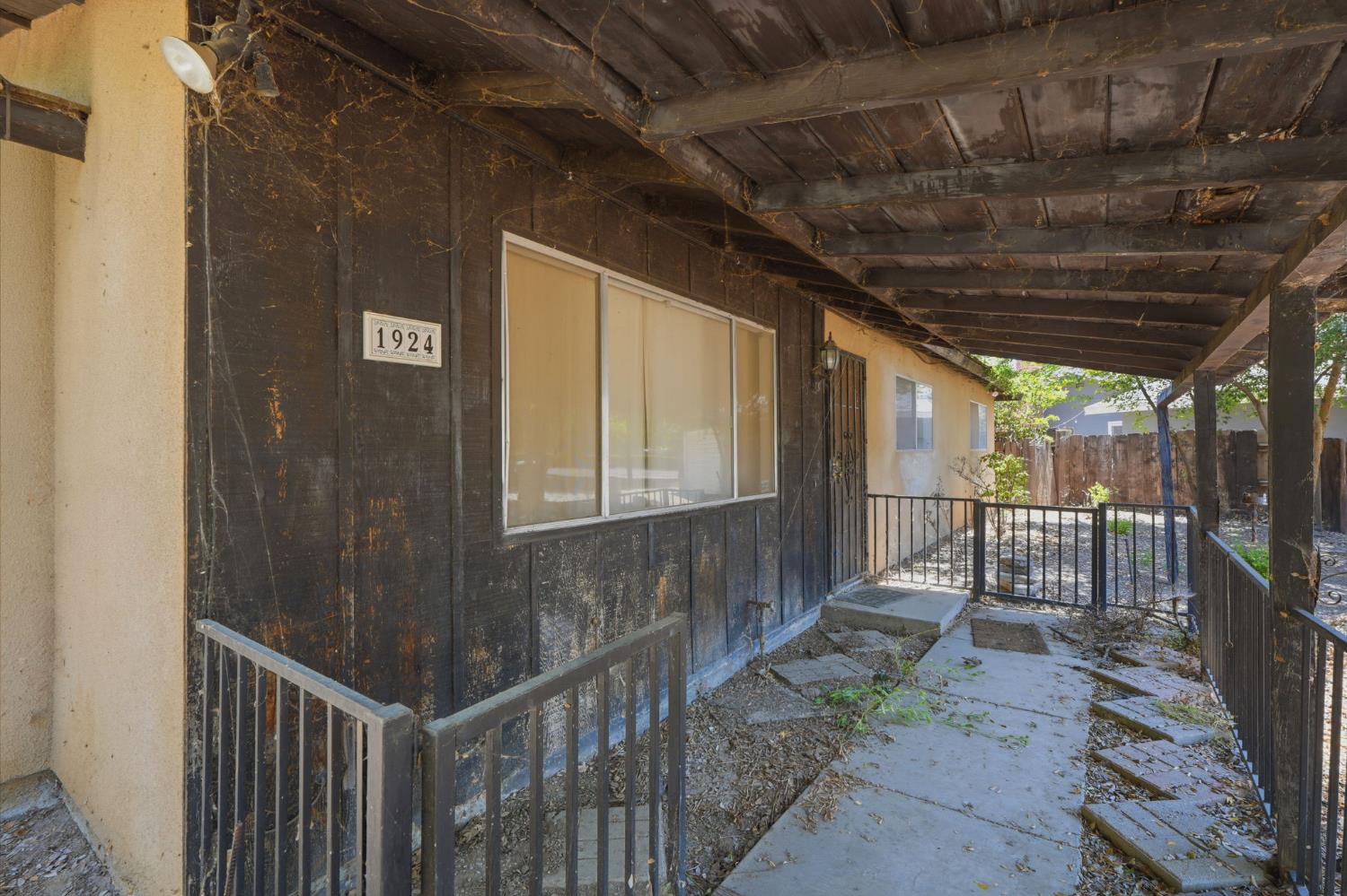 1924 S Tipton Ct, Visalia, CA 93292