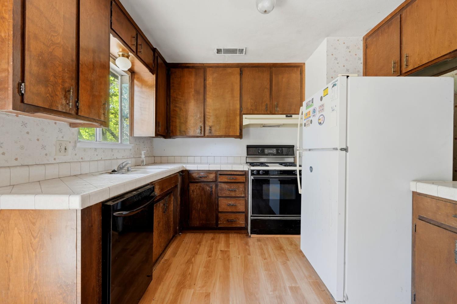 1924 S Tipton Ct, Visalia, CA 93292