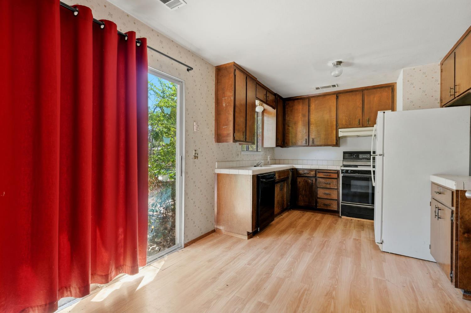 1924 S Tipton Ct, Visalia, CA 93292
