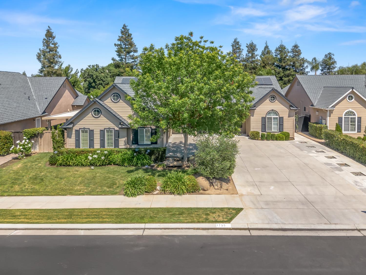 1755 N Cherry Ln, Clovis, CA 93619
