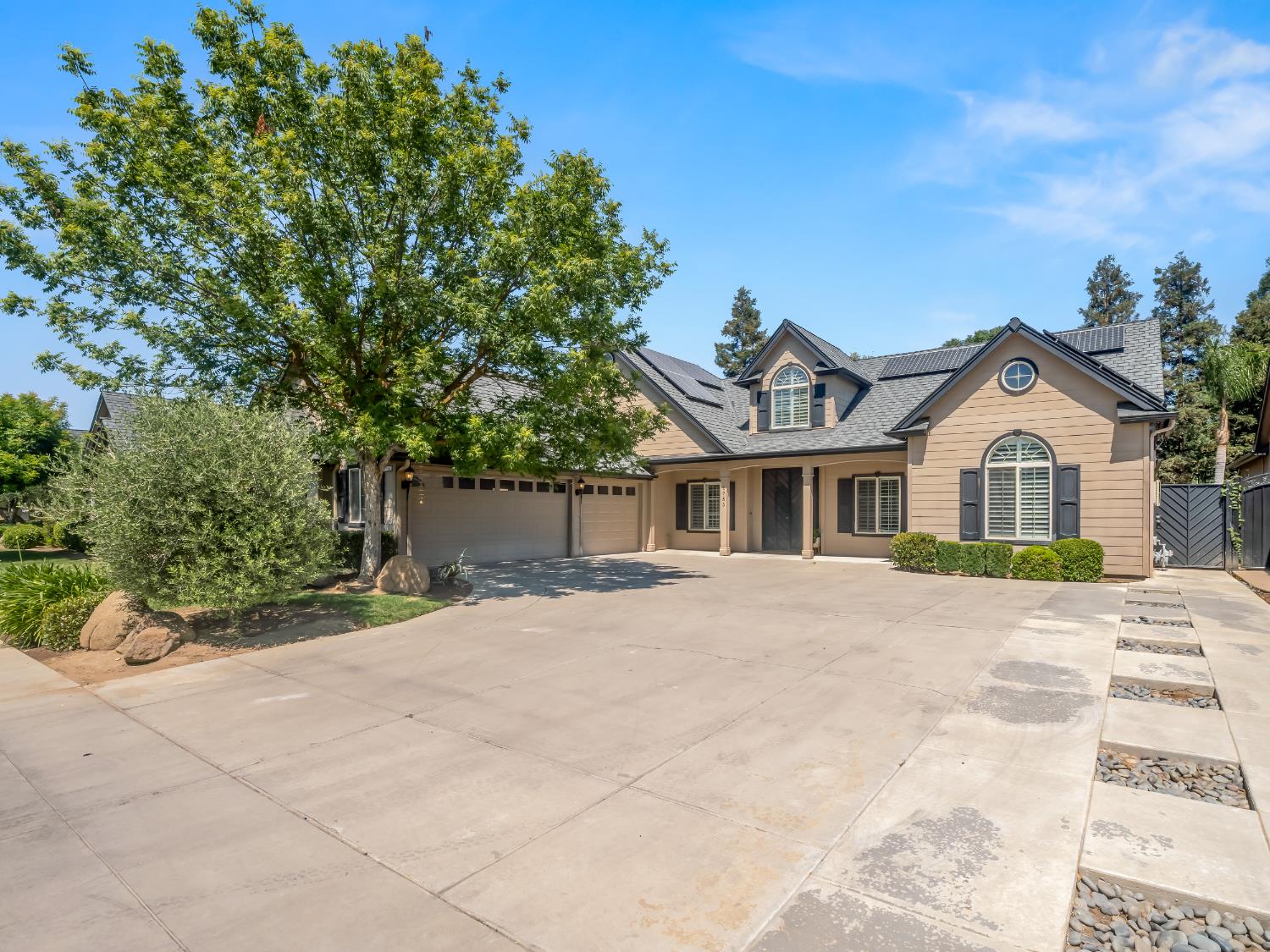 1755 N Cherry Ln, Clovis, CA 93619
