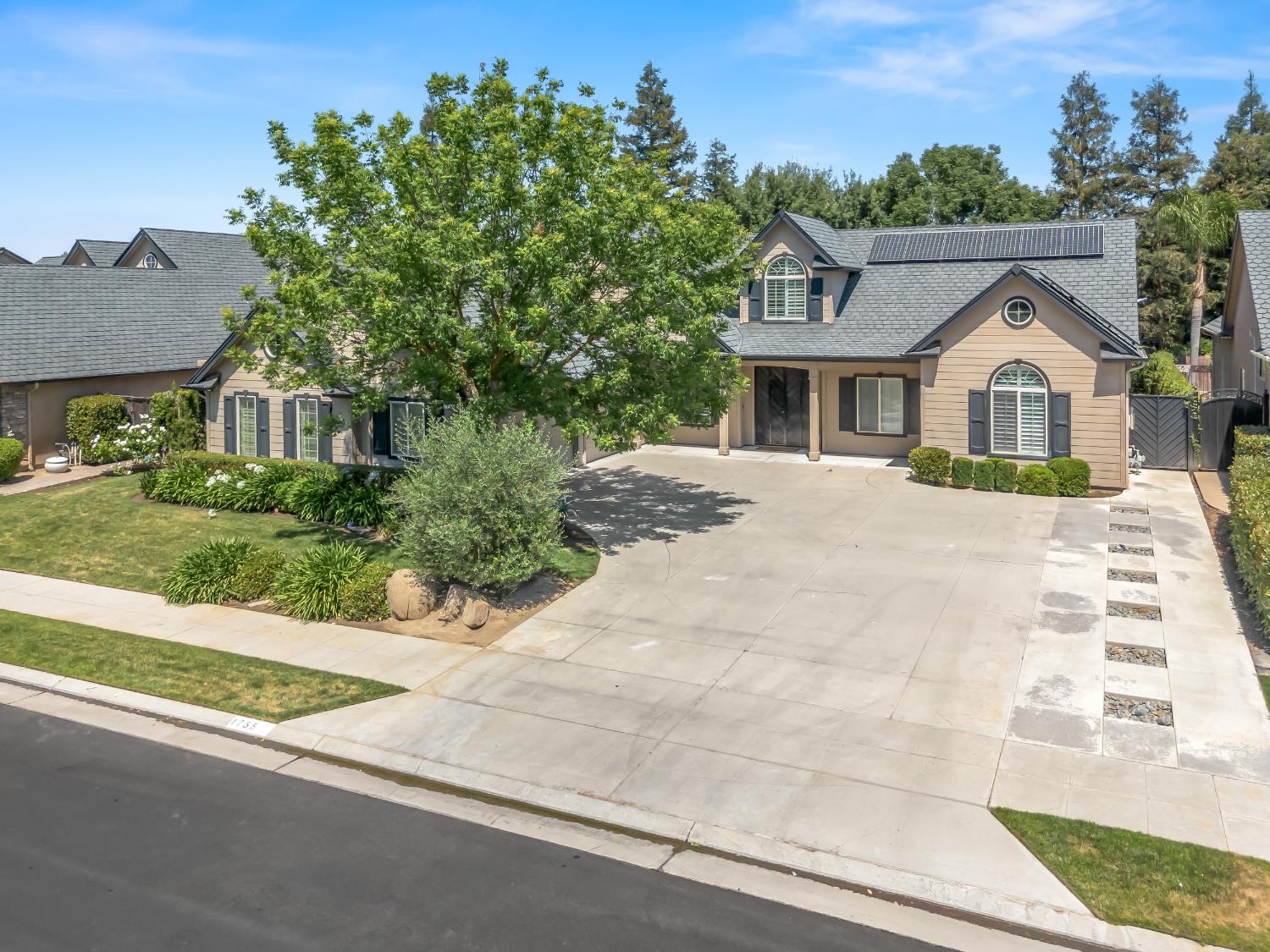 1755 N Cherry Ln, Clovis, CA 93619