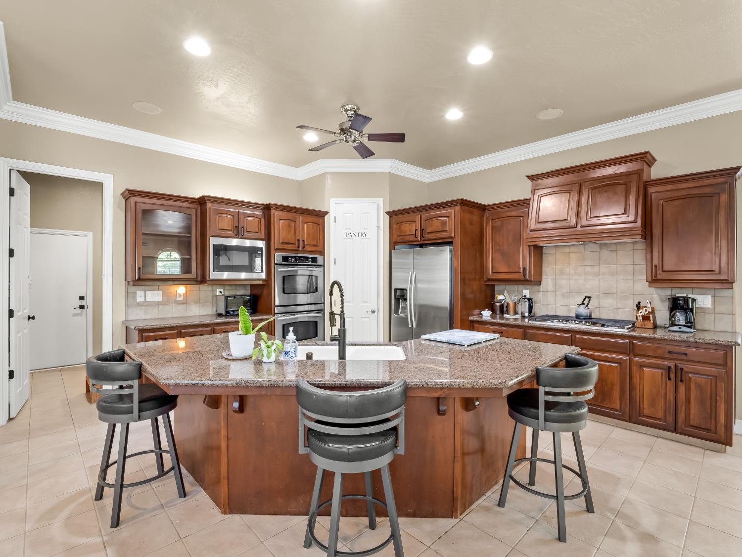 1755 N Cherry Ln, Clovis, CA 93619