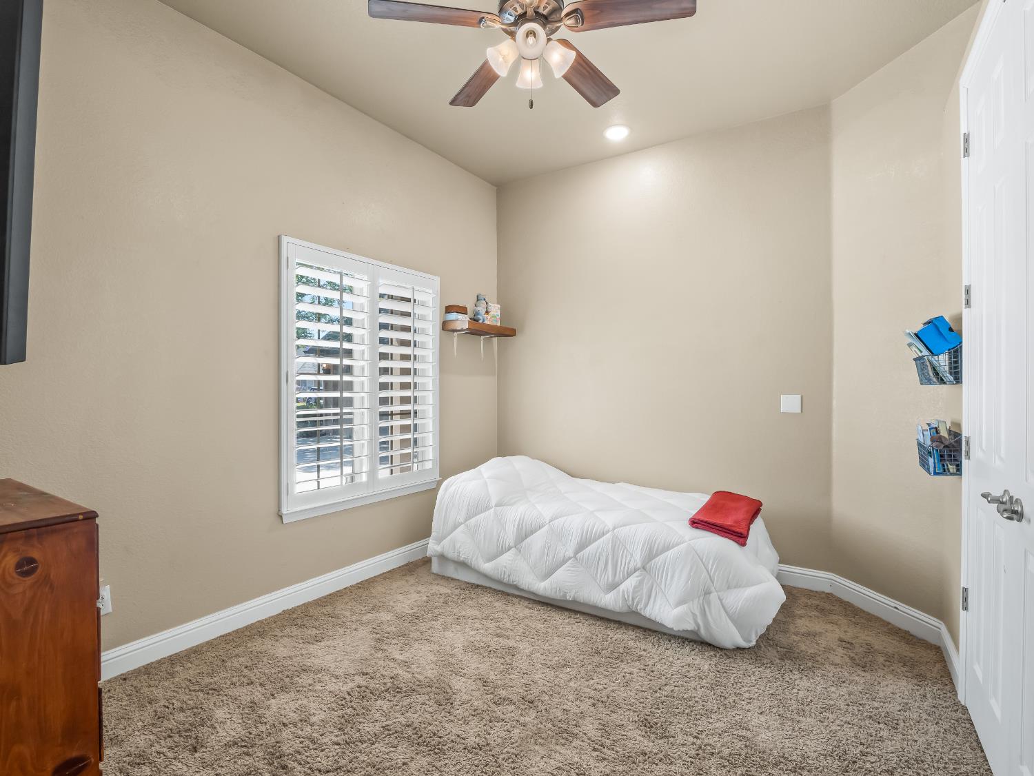 1755 N Cherry Ln, Clovis, CA 93619
