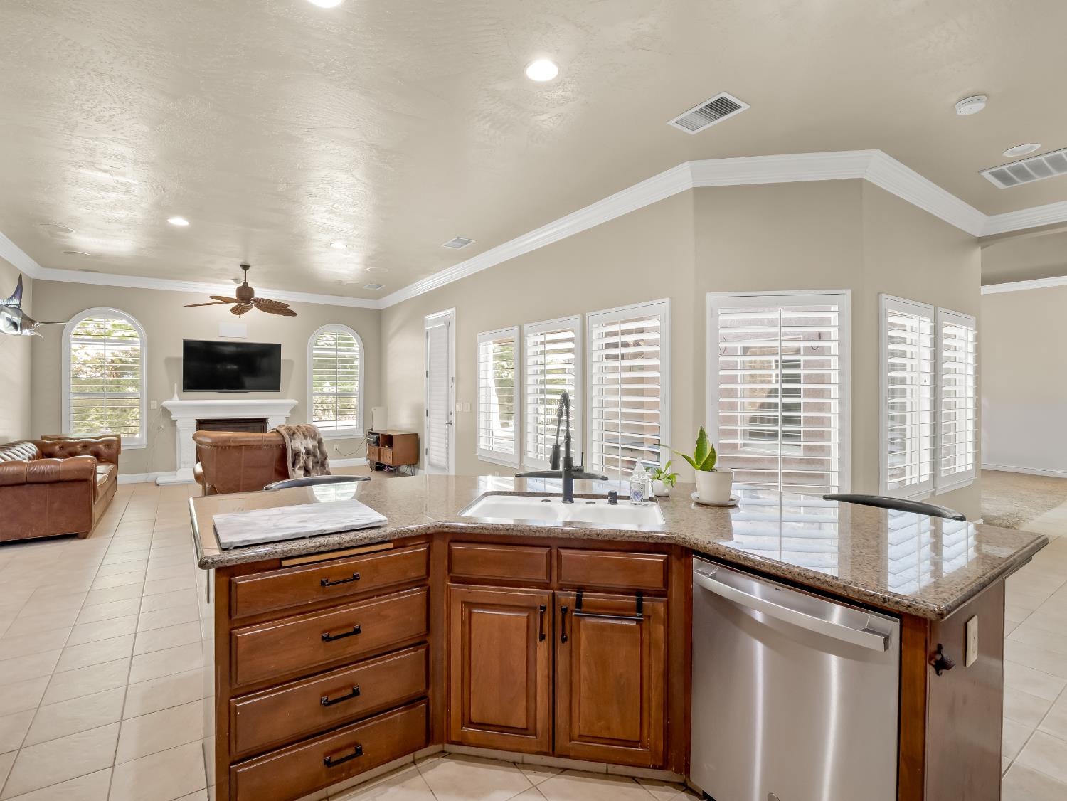 1755 N Cherry Ln, Clovis, CA 93619