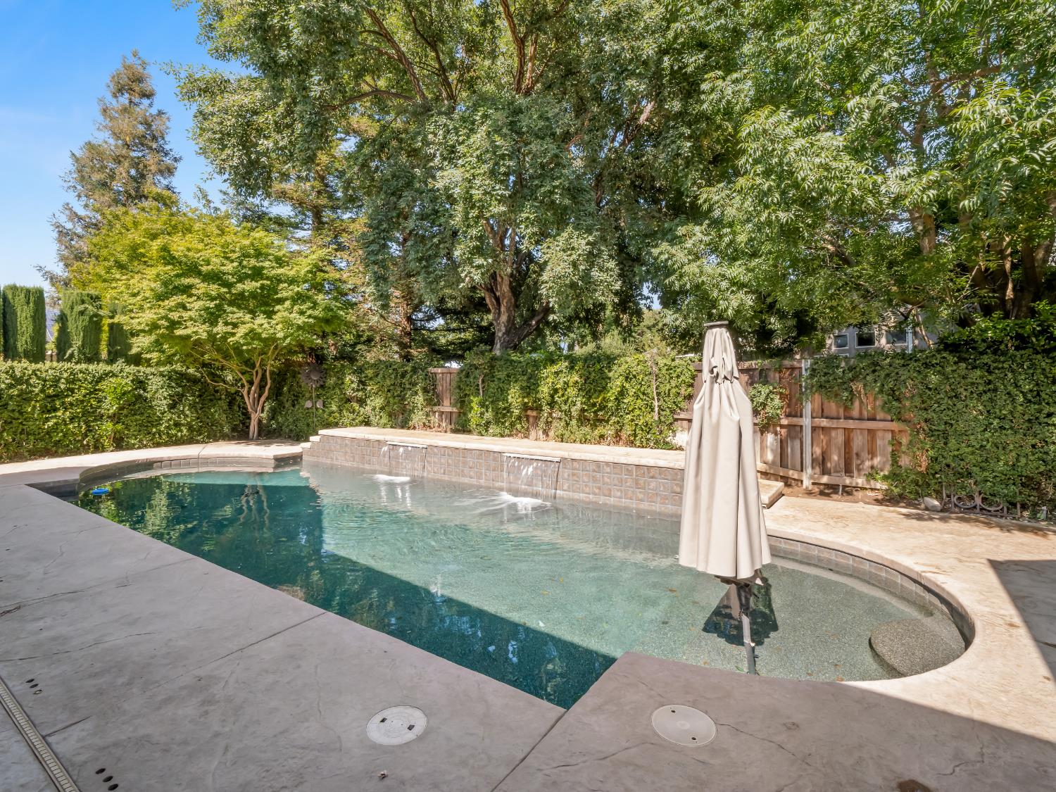 1755 N Cherry Ln, Clovis, CA 93619