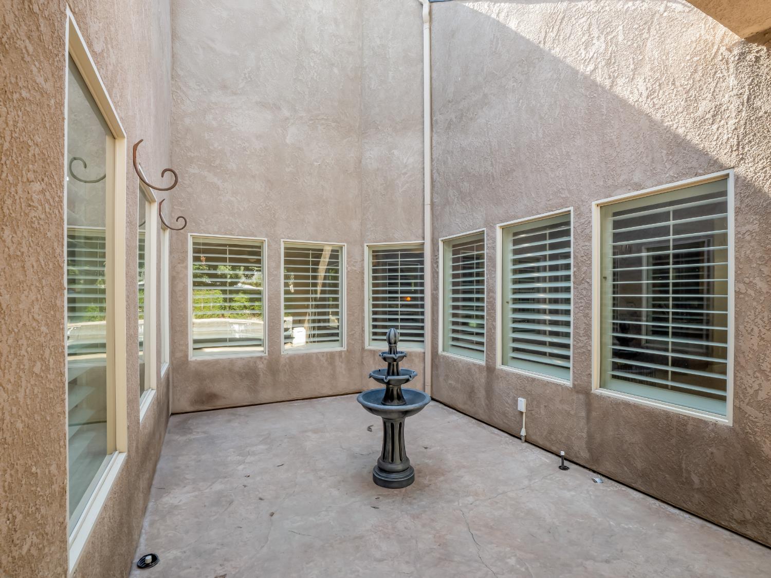 1755 N Cherry Ln, Clovis, CA 93619