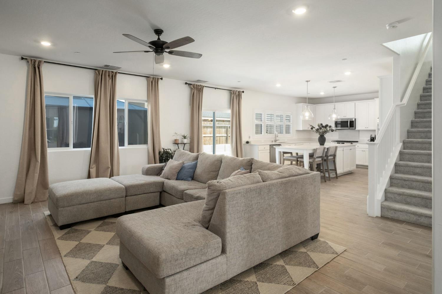 452 University Dr, Lemoore, CA 93245