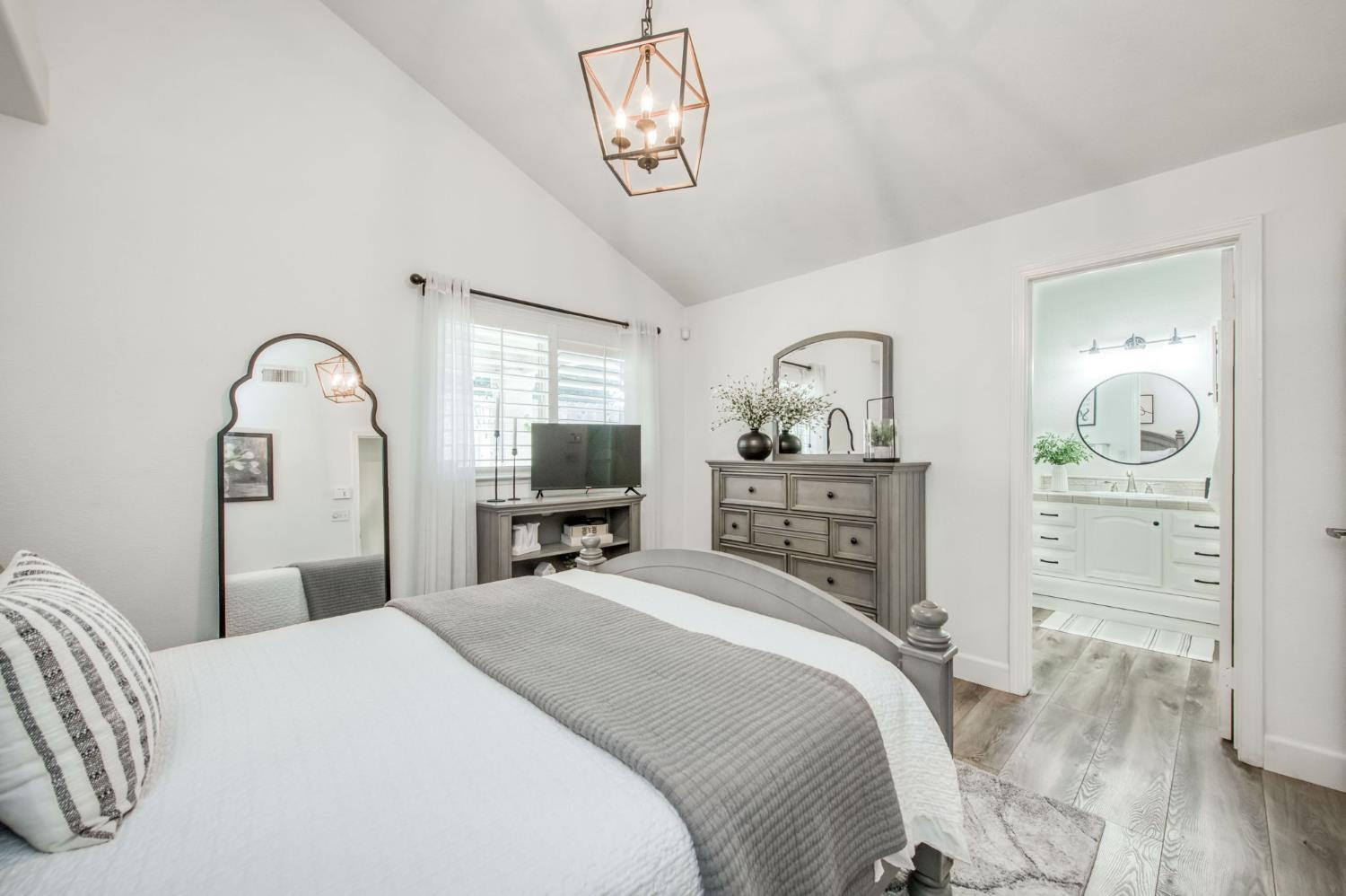 892 Fedora Ave, Clovis, CA 93612
