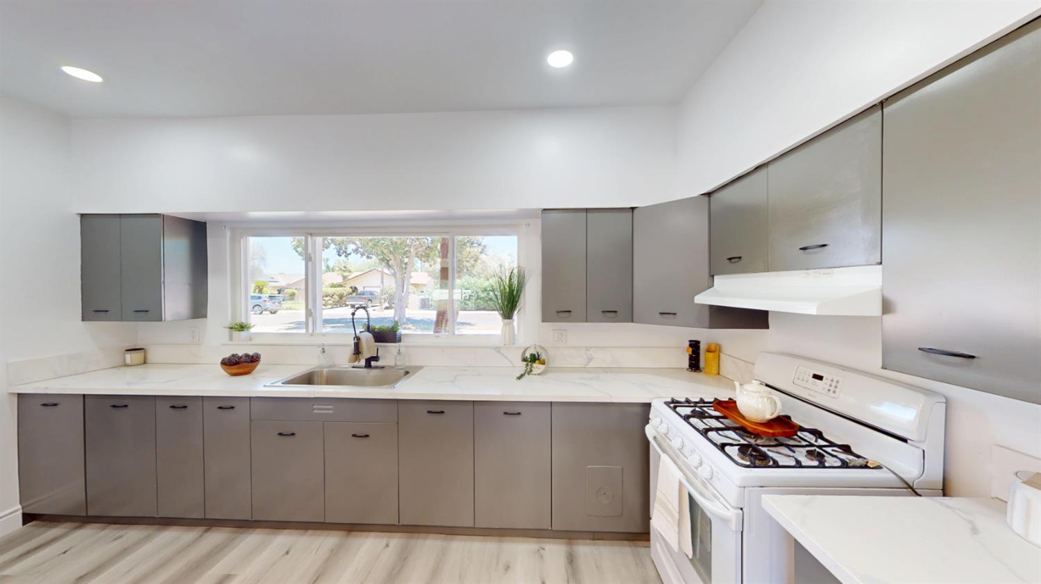 3015 N Adoline Ave, Fresno, CA 93705