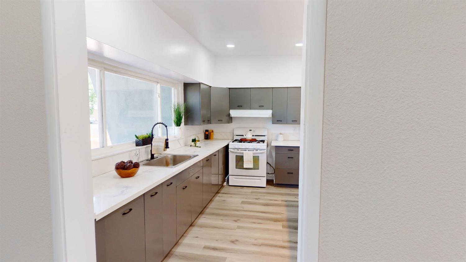 3015 N Adoline Ave, Fresno, CA 93705