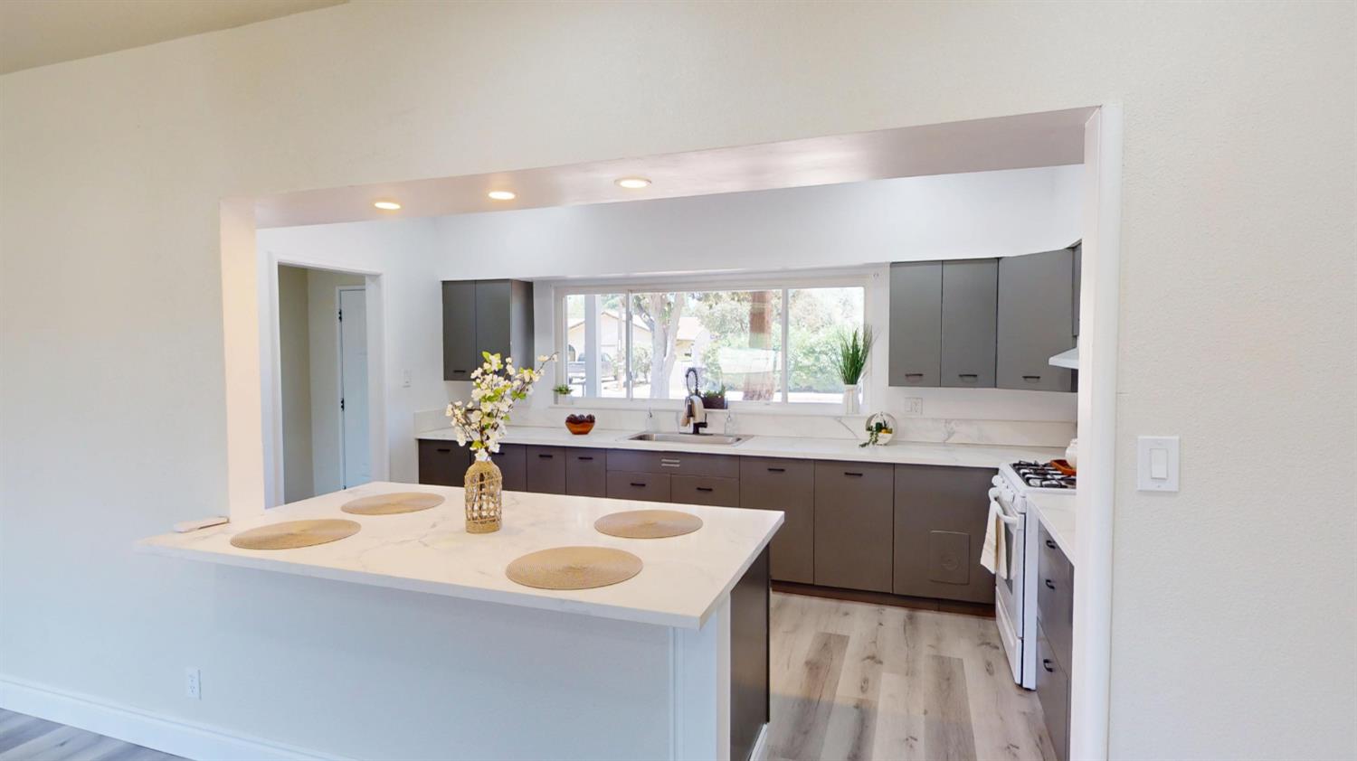 3015 N Adoline Ave, Fresno, CA 93705