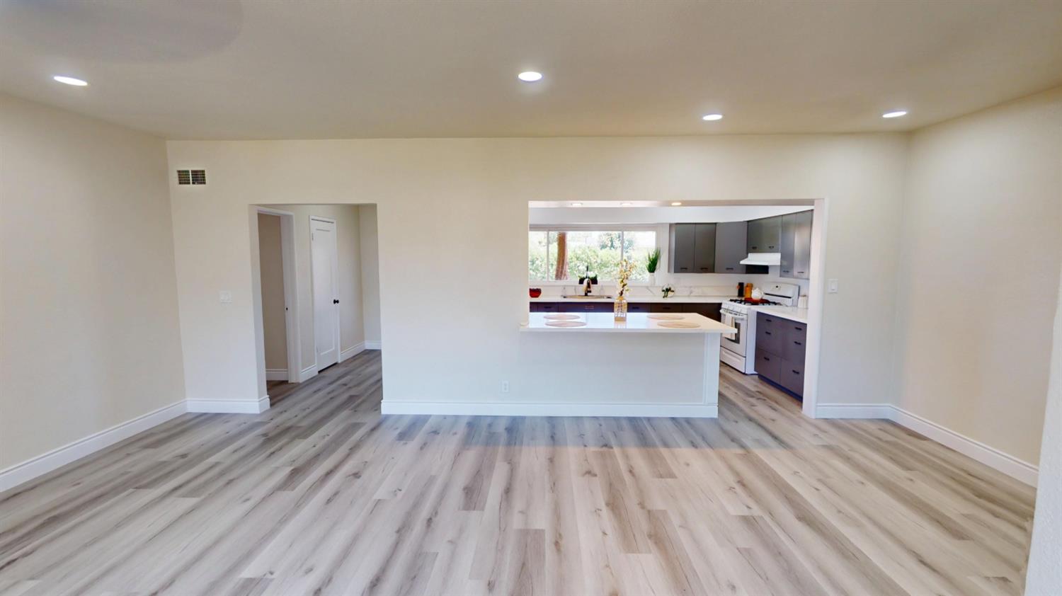 3015 N Adoline Ave, Fresno, CA 93705