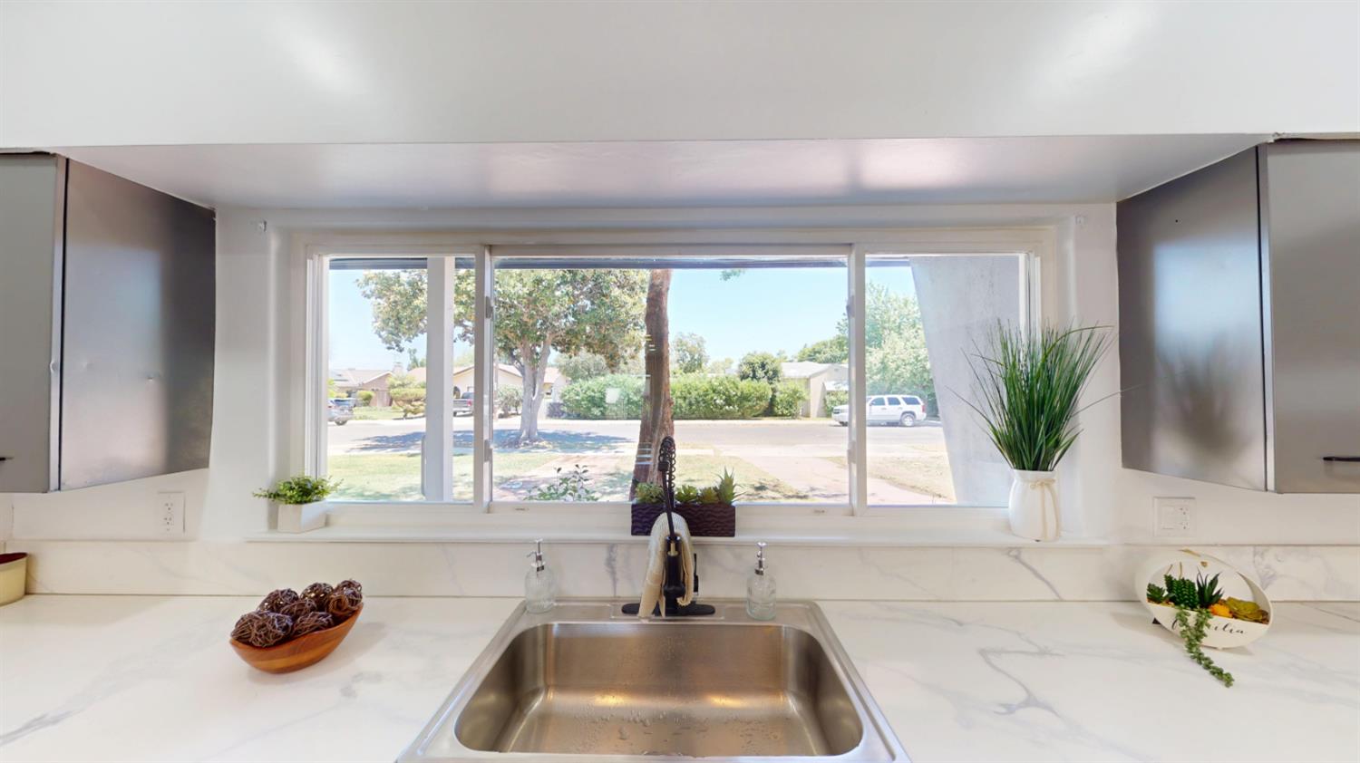 3015 N Adoline Ave, Fresno, CA 93705