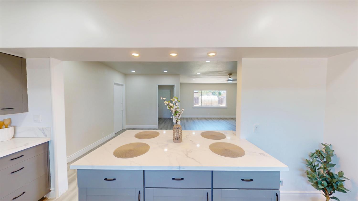 3015 N Adoline Ave, Fresno, CA 93705