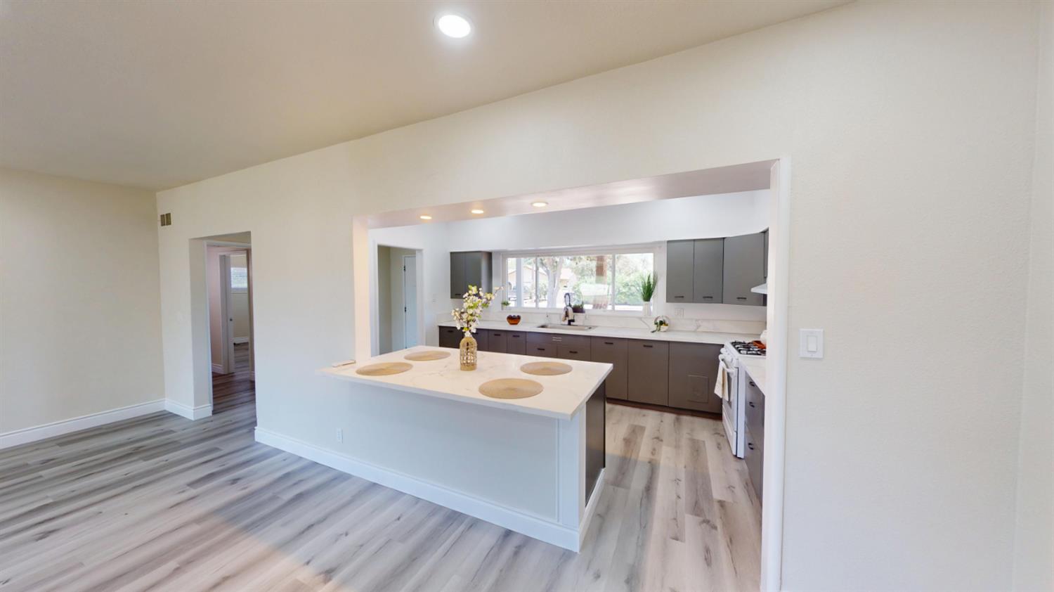 3015 N Adoline Ave, Fresno, CA 93705