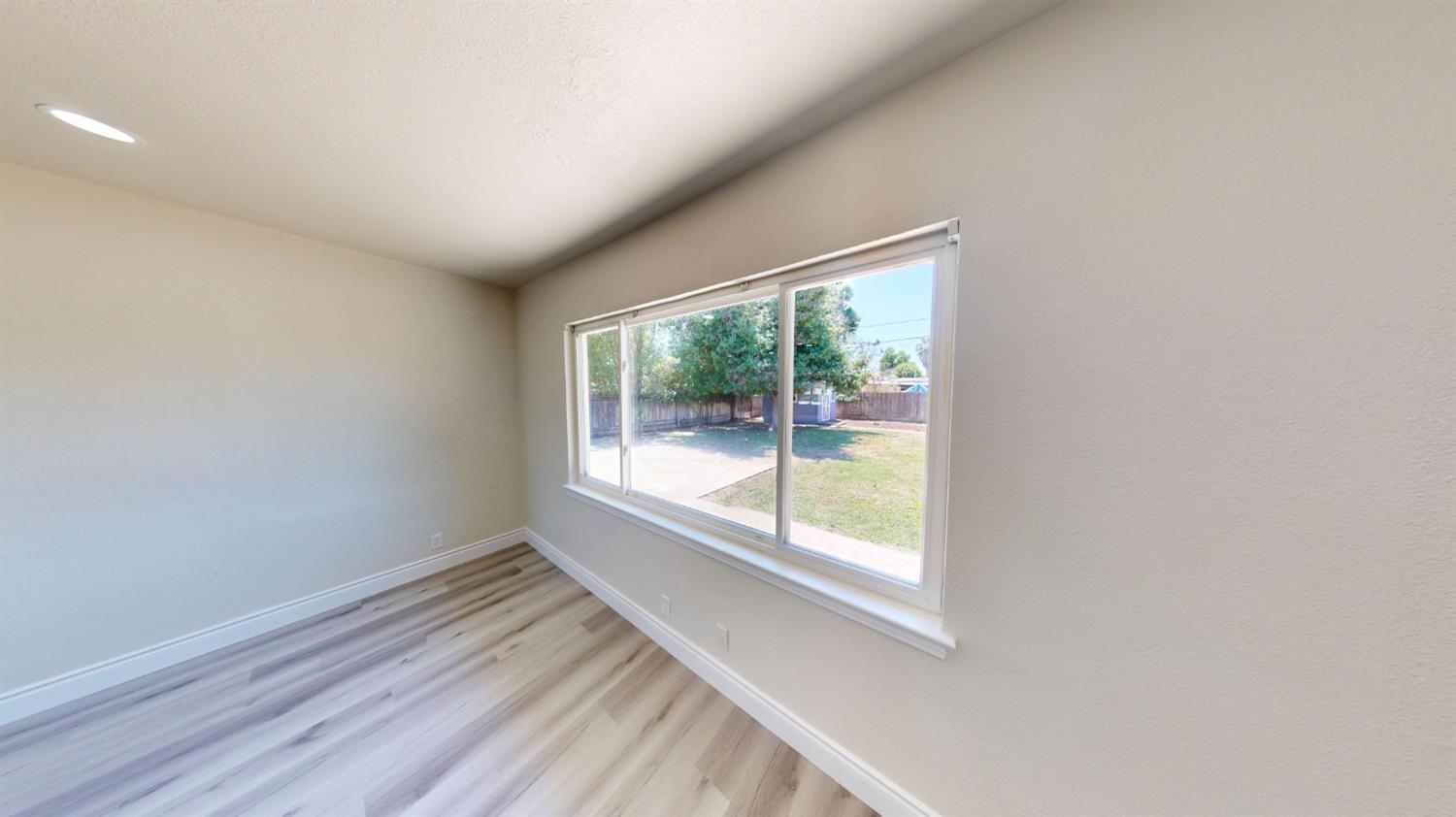 3015 N Adoline Ave, Fresno, CA 93705